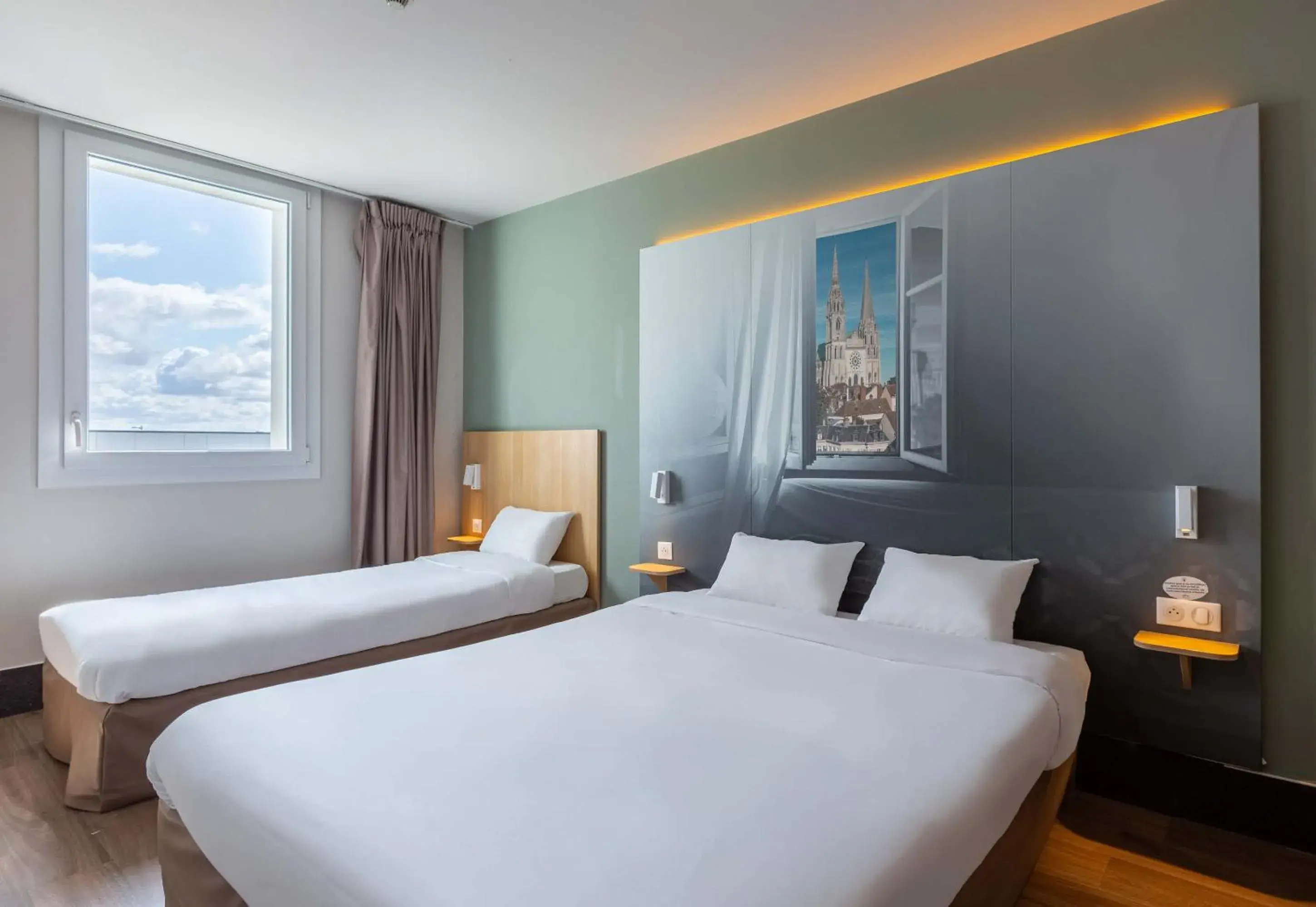 Triple Room in B&B HOTEL CHARTRES Oceane Triple Room in B&B HOTEL CHARTRES Oceane