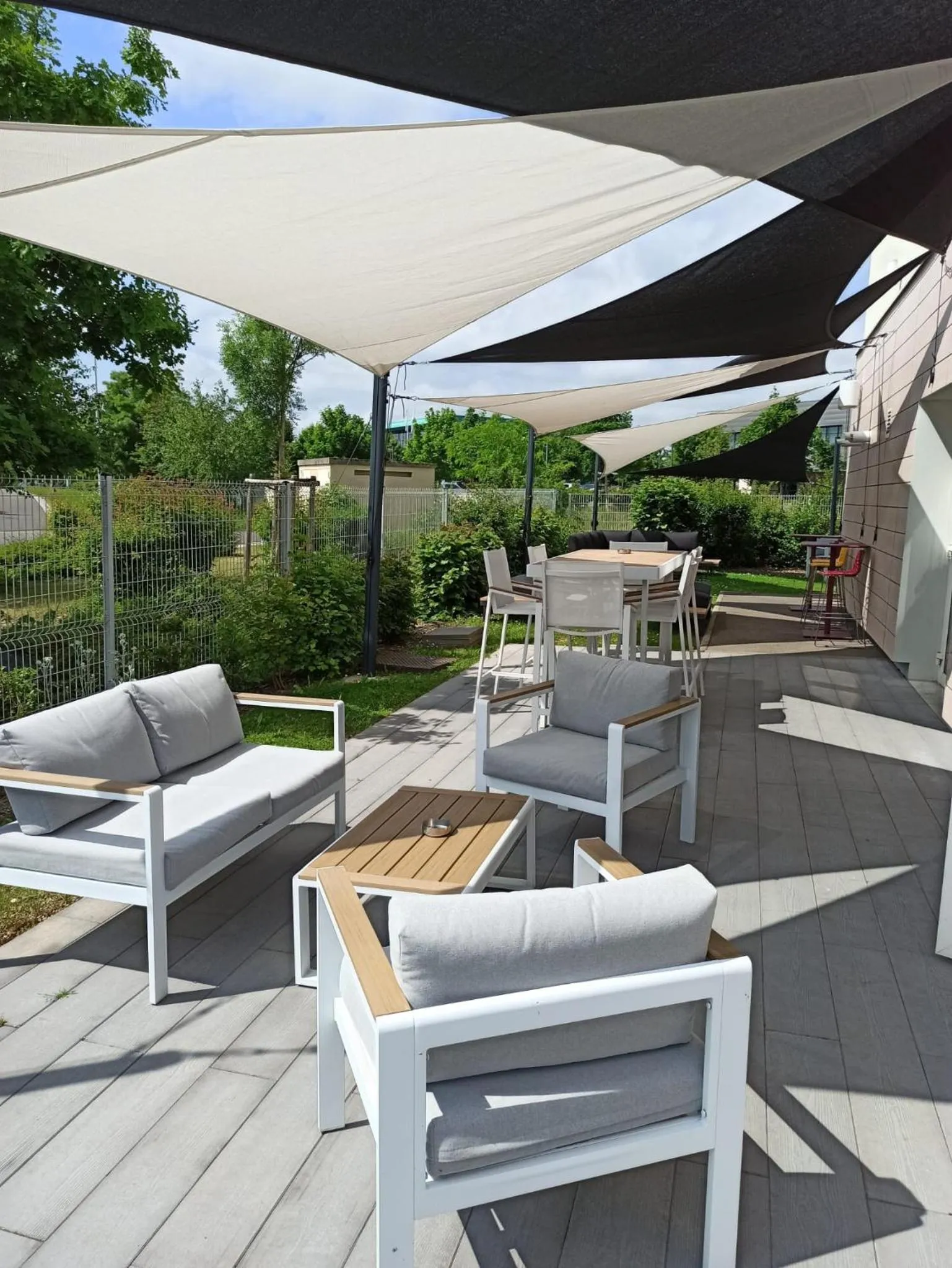 Patio in B&B HOTEL CHARTRES Oceane