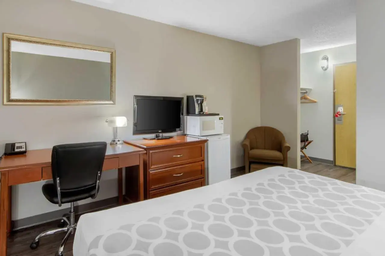 Queen Room - Non Smoking in Econo Lodge Queen Room - Non Smoking in Econo Lodge