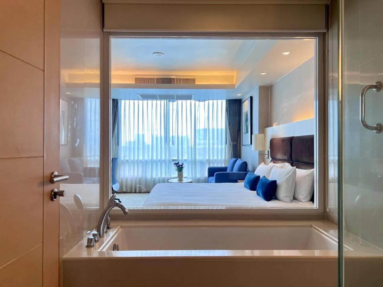 Bath, Bed in Sora Resort & Suites Sukhumvit