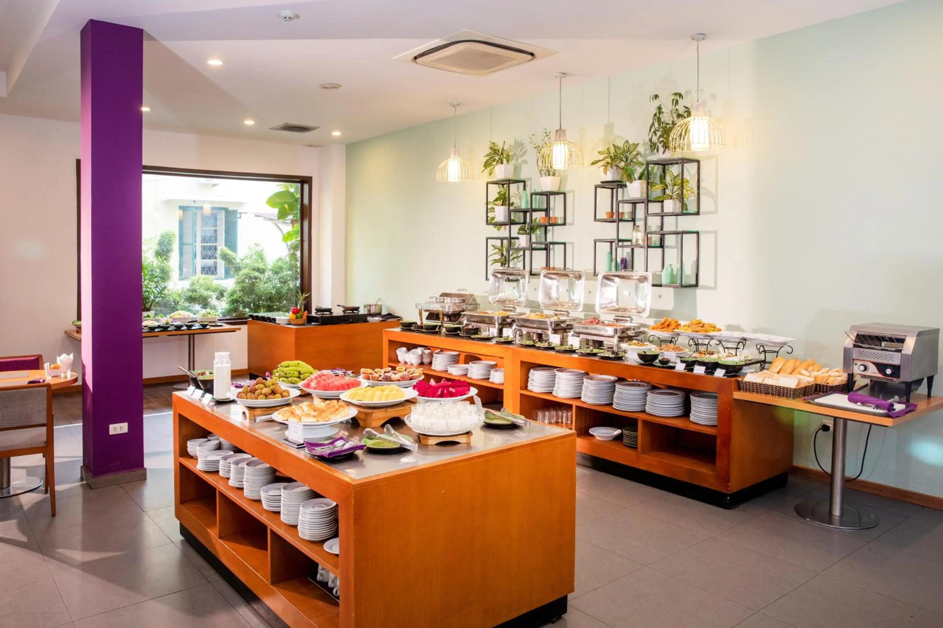 Buffet breakfast in ÊMM Hotel Hue