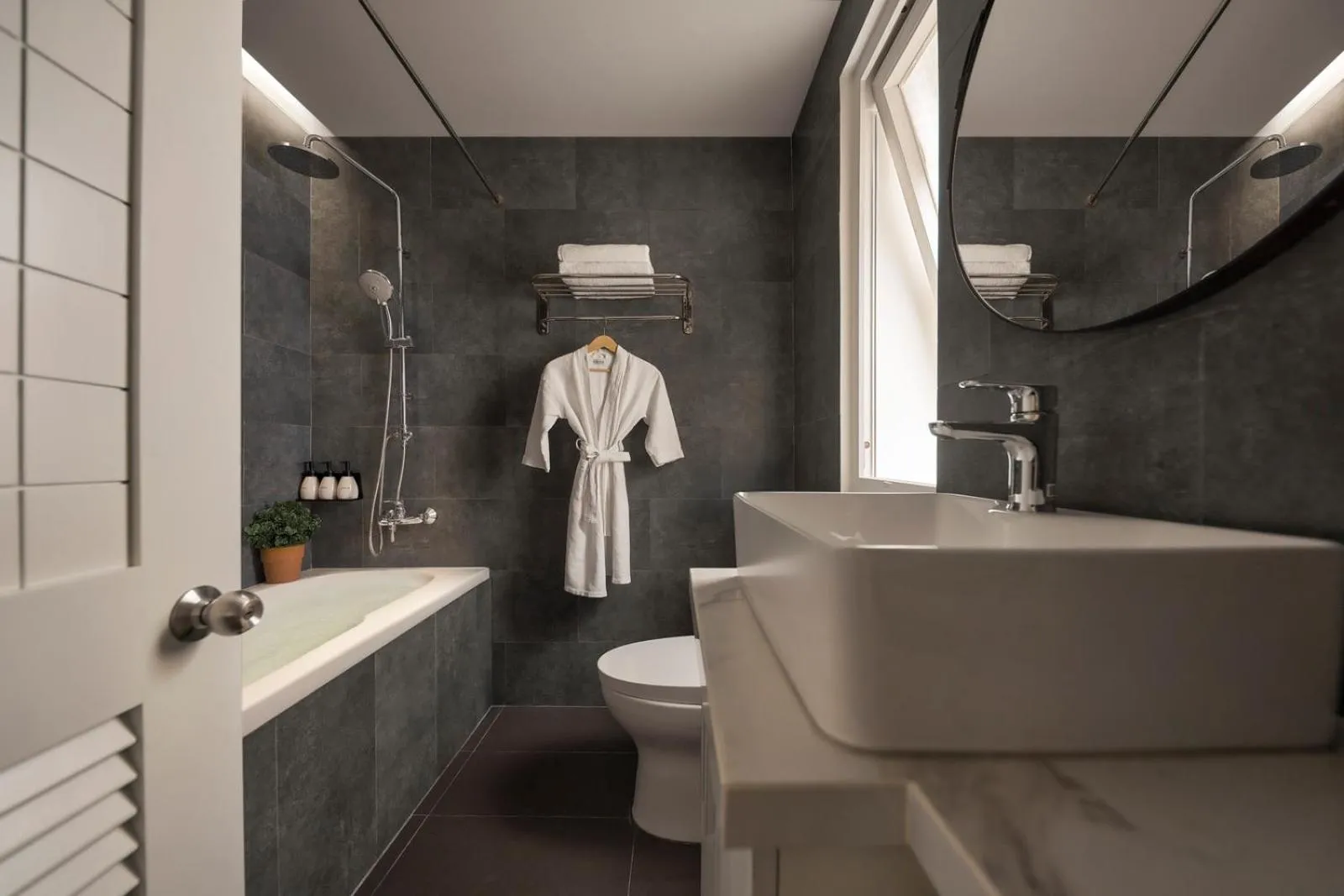 Toilet in M Village Hotel Premier Thi Sách