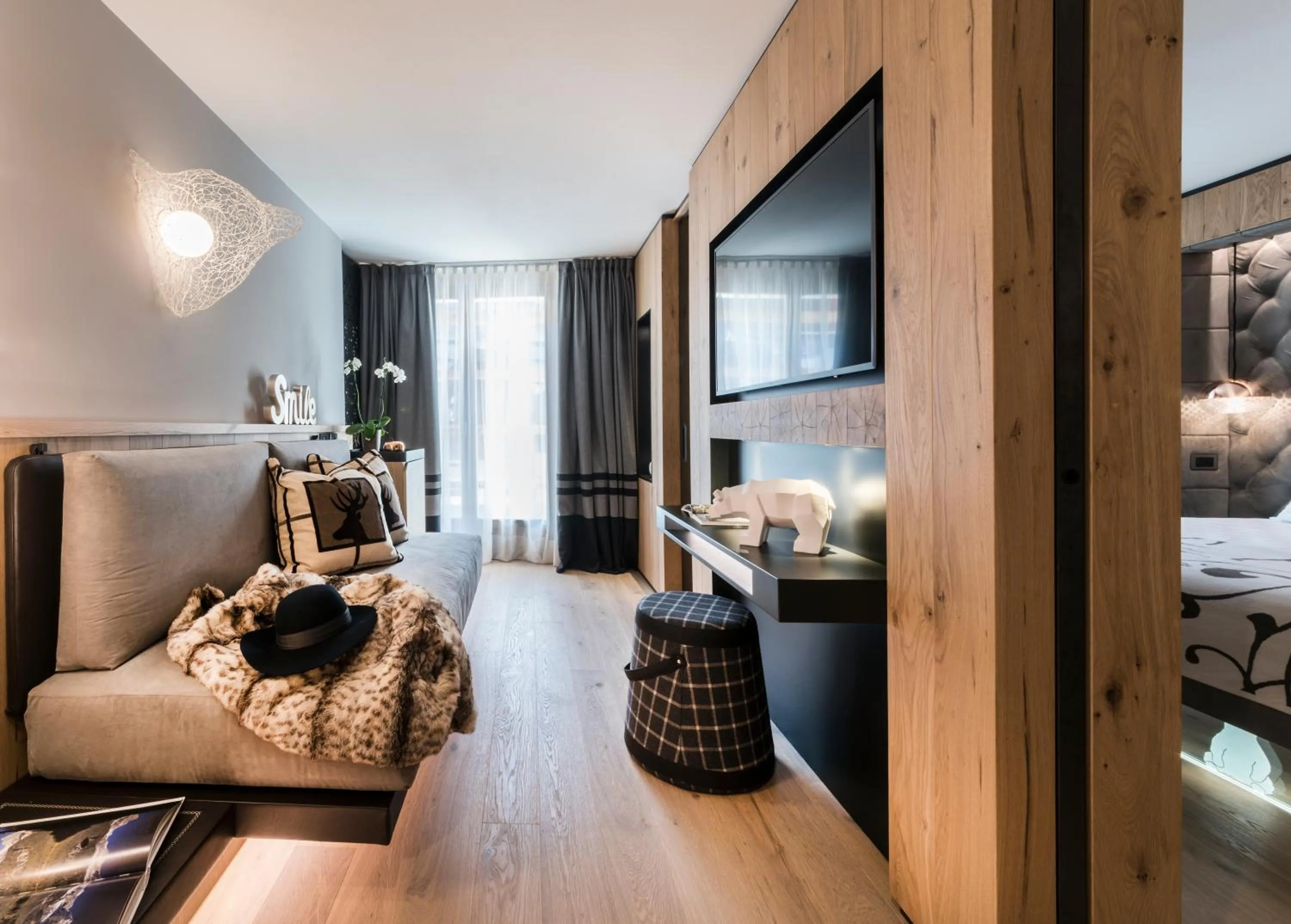 Living room, Bed in Majestic Hotel