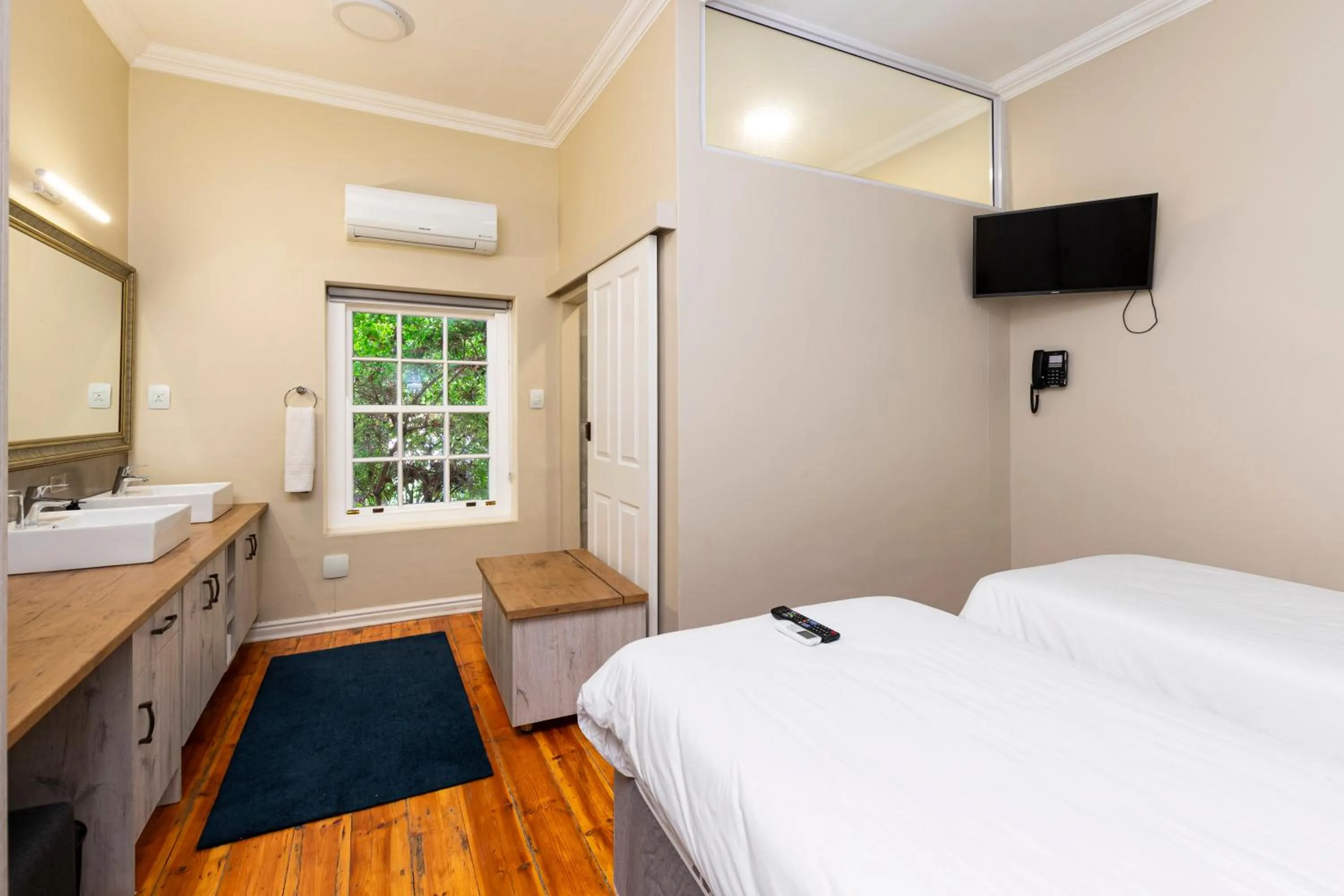 Bed in Queen's Hotel by BON Hotels