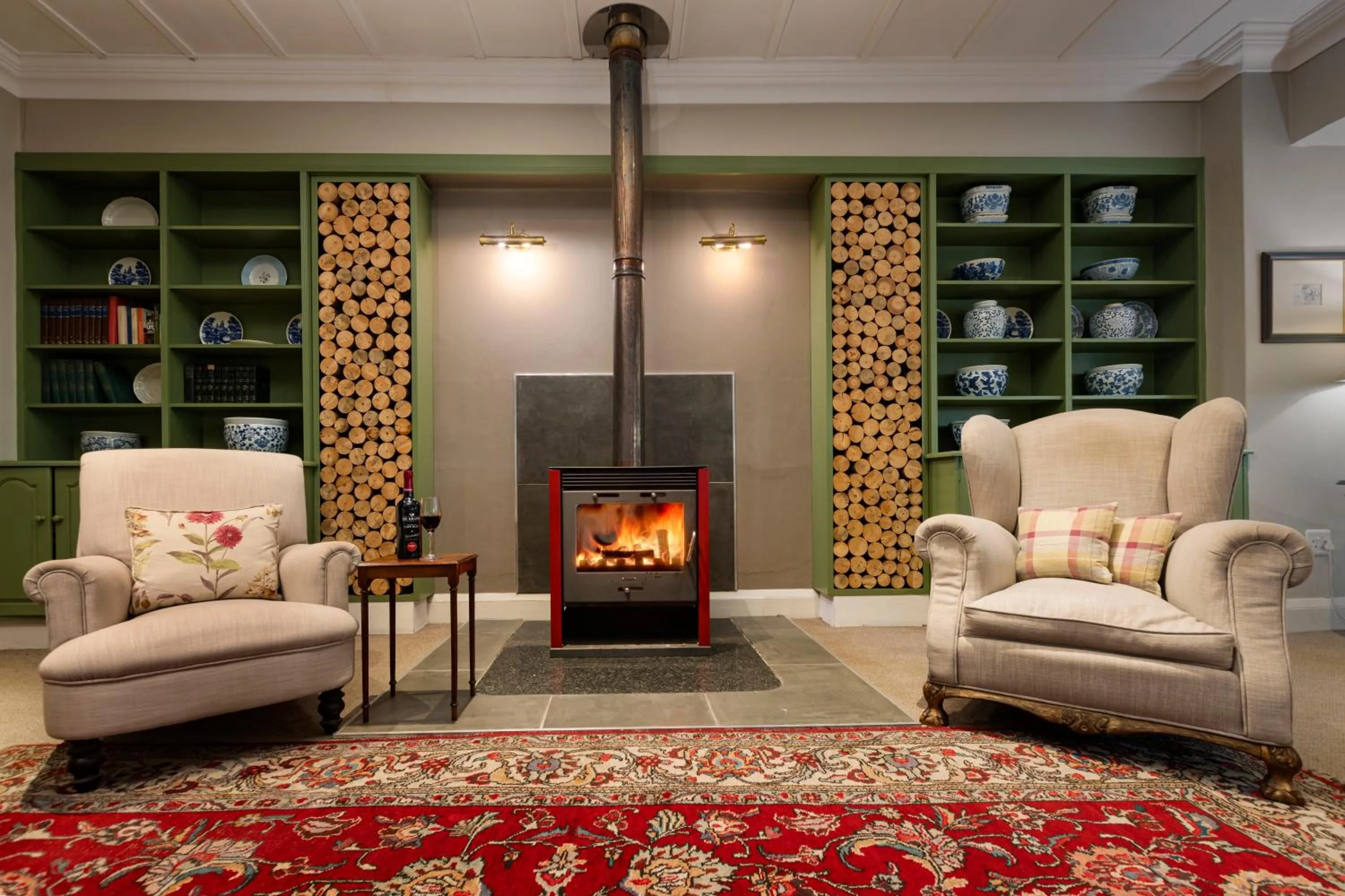 Seating area in Queen's Hotel by BON Hotels
