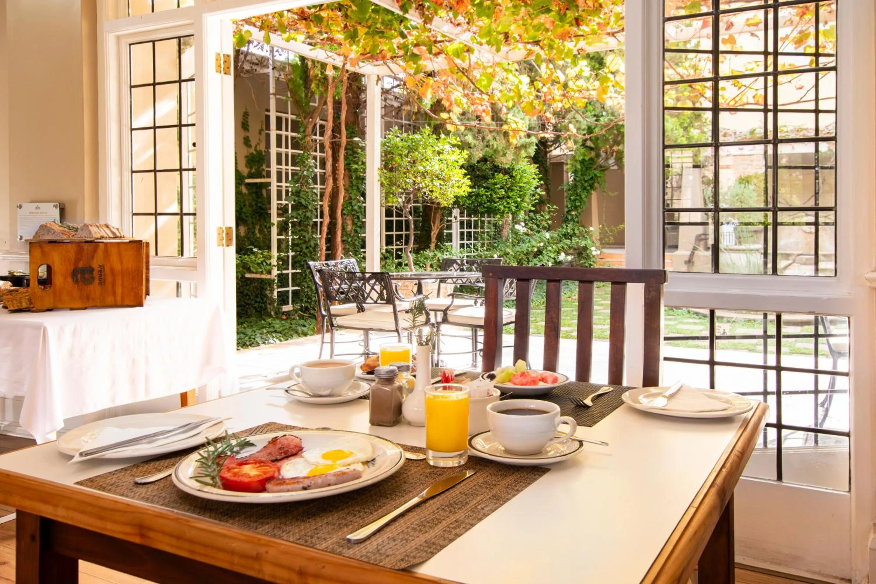 Food and drinks in Queen's Hotel by BON Hotels