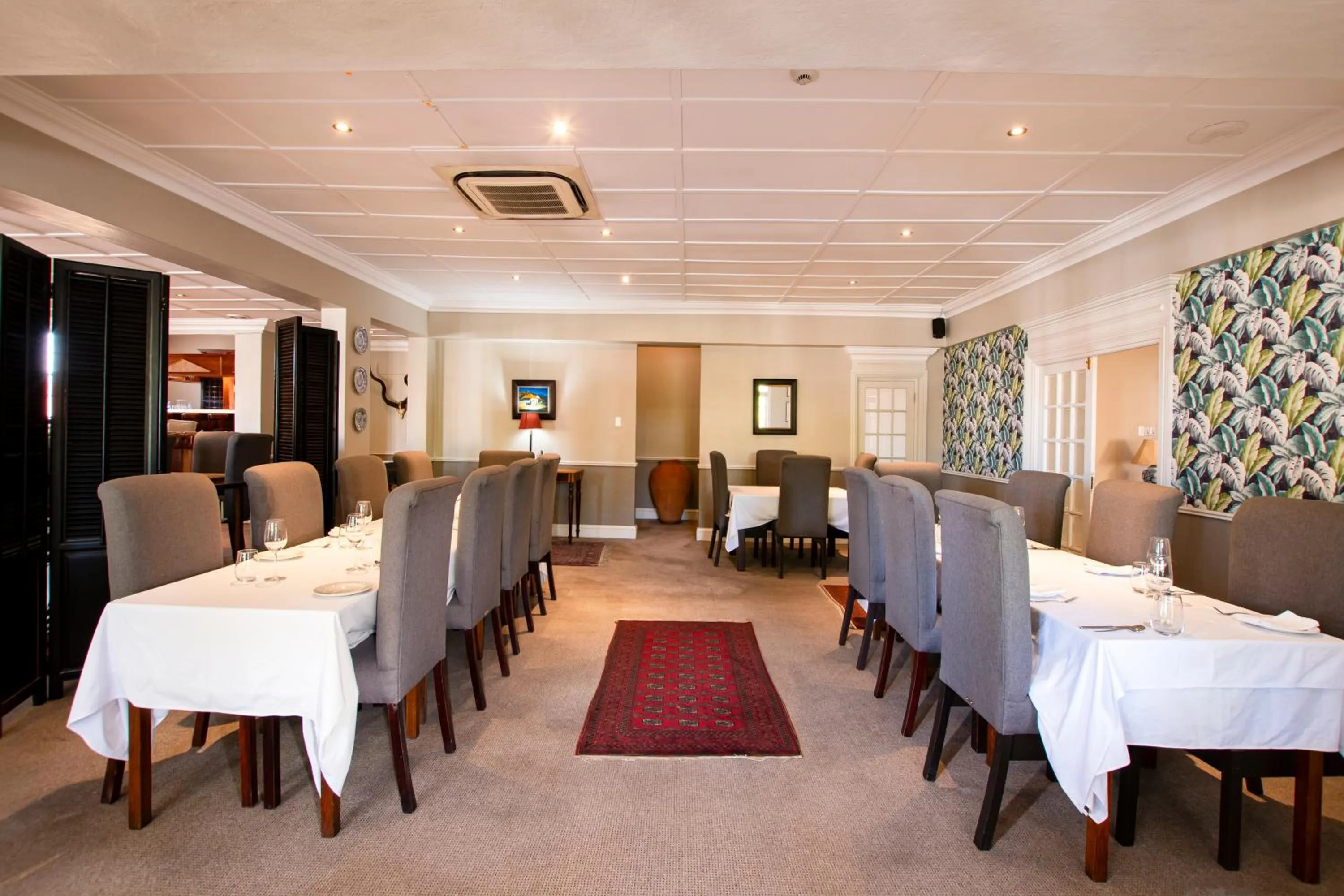 Restaurant/places to eat in Queen's Hotel by BON Hotels
