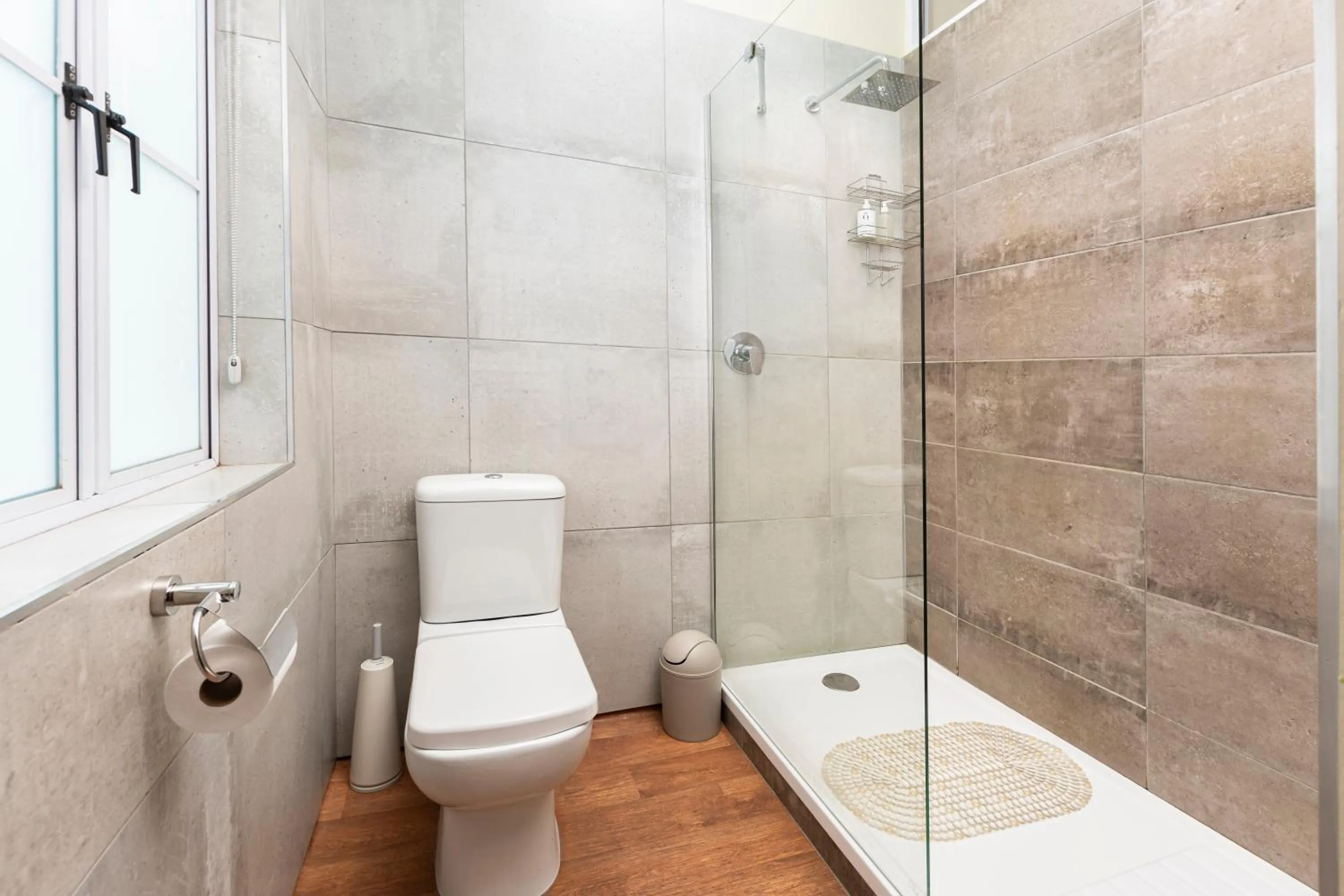 Shower in Queen's Hotel by BON Hotels