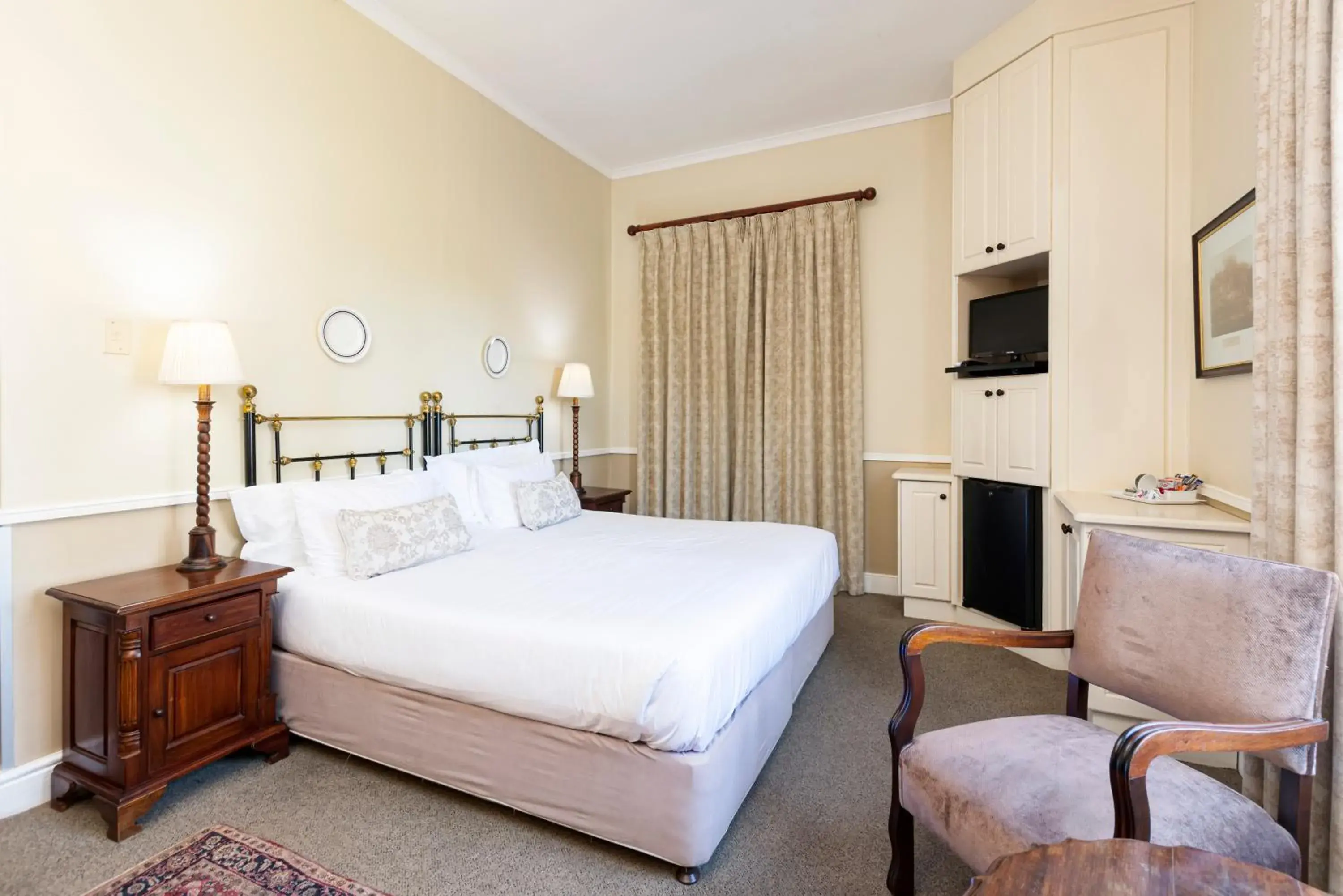 Deluxe King Room in Queen's Hotel by BON Hotels Deluxe King Room in Queen's Hotel by BON Hotels