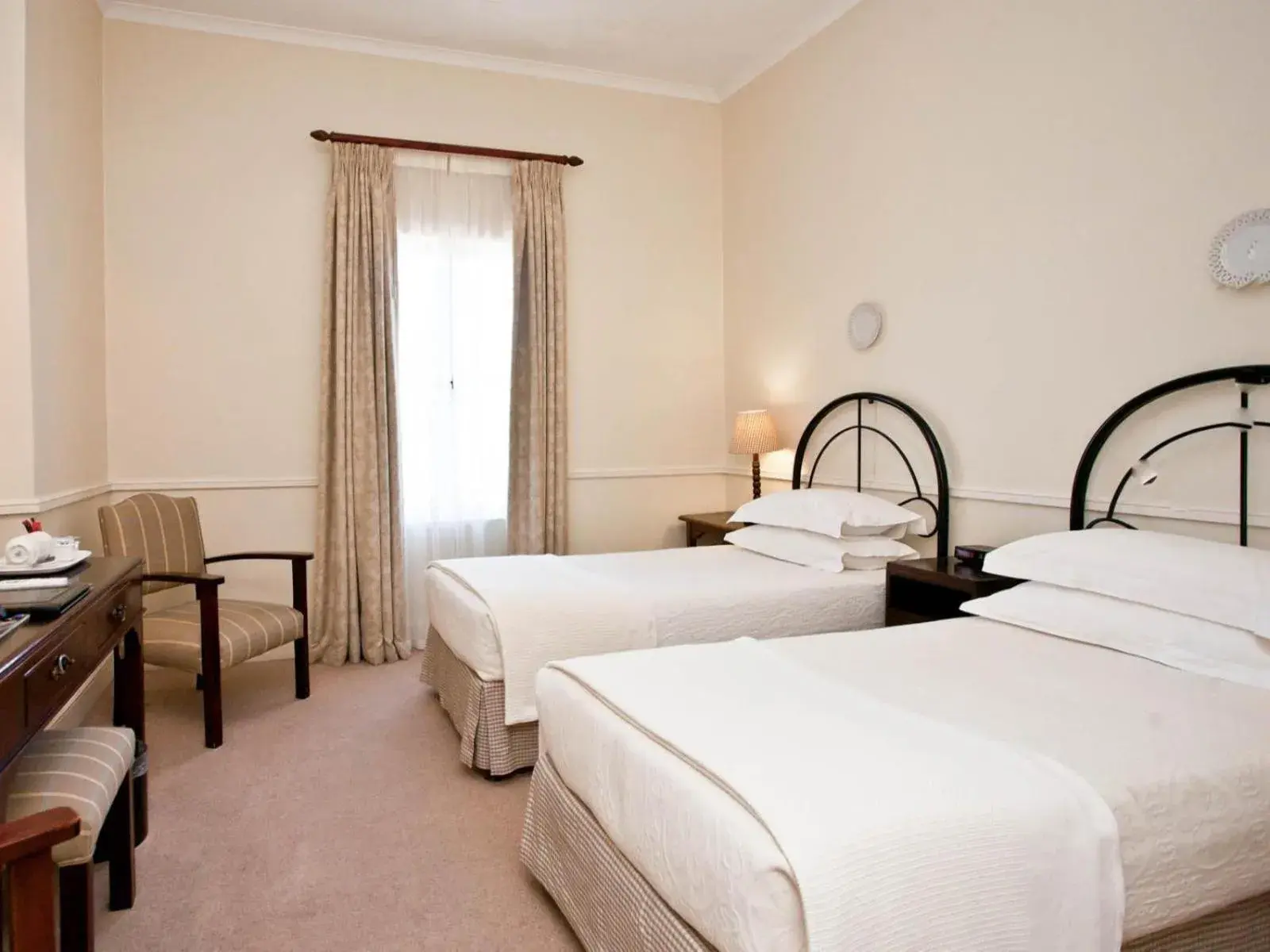 Standard Twin Room in Queen's Hotel by BON Hotels Standard Twin Room in Queen's Hotel by BON Hotels