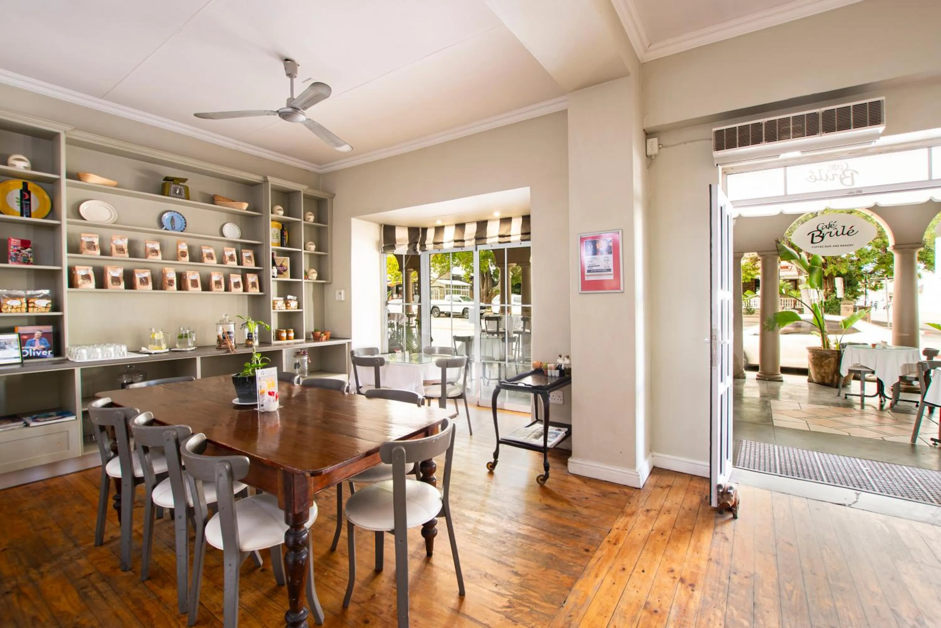 Restaurant/places to eat in Queen's Hotel by BON Hotels