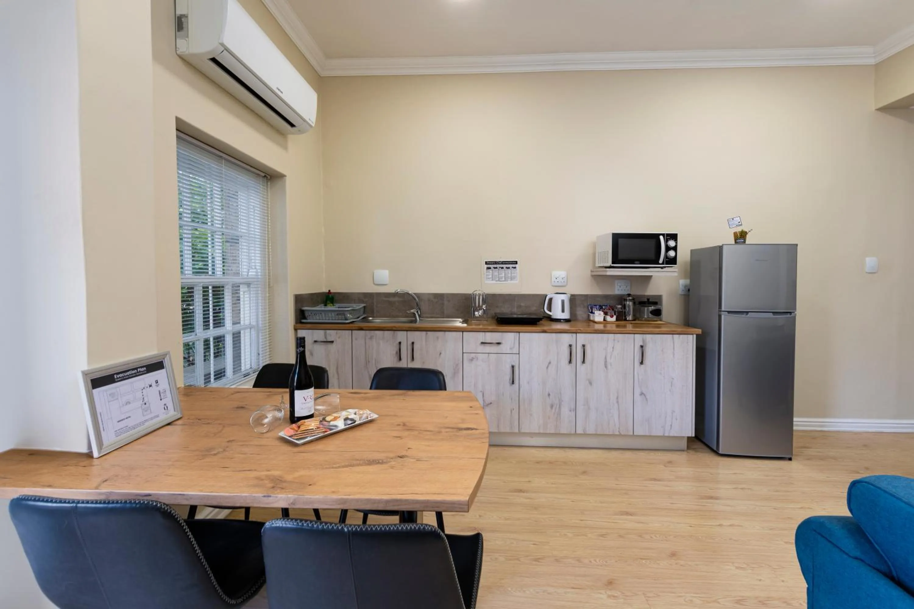 Kitchen or kitchenette in Queen's Hotel by BON Hotels