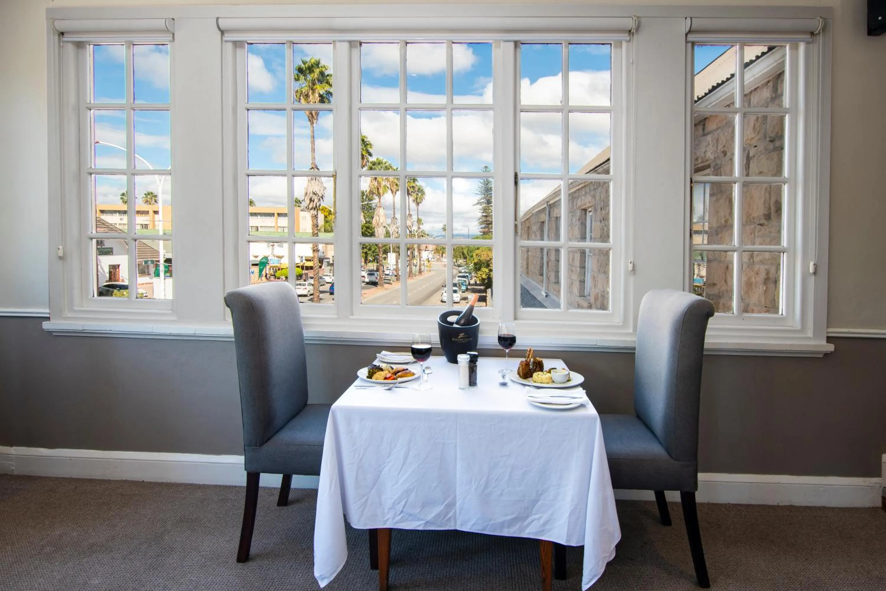 Restaurant/places to eat in Queen's Hotel by BON Hotels