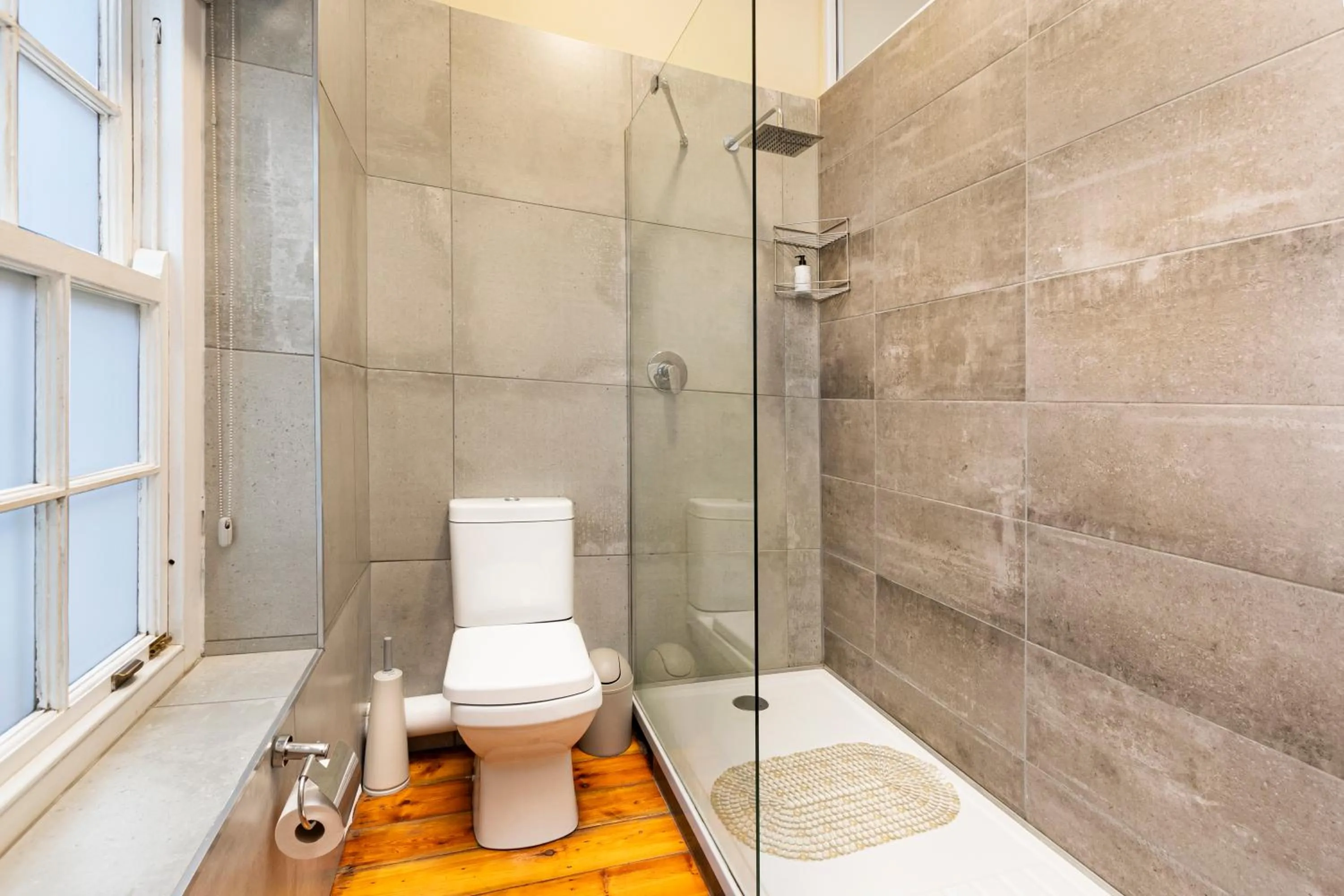 Shower in Queen's Hotel by BON Hotels