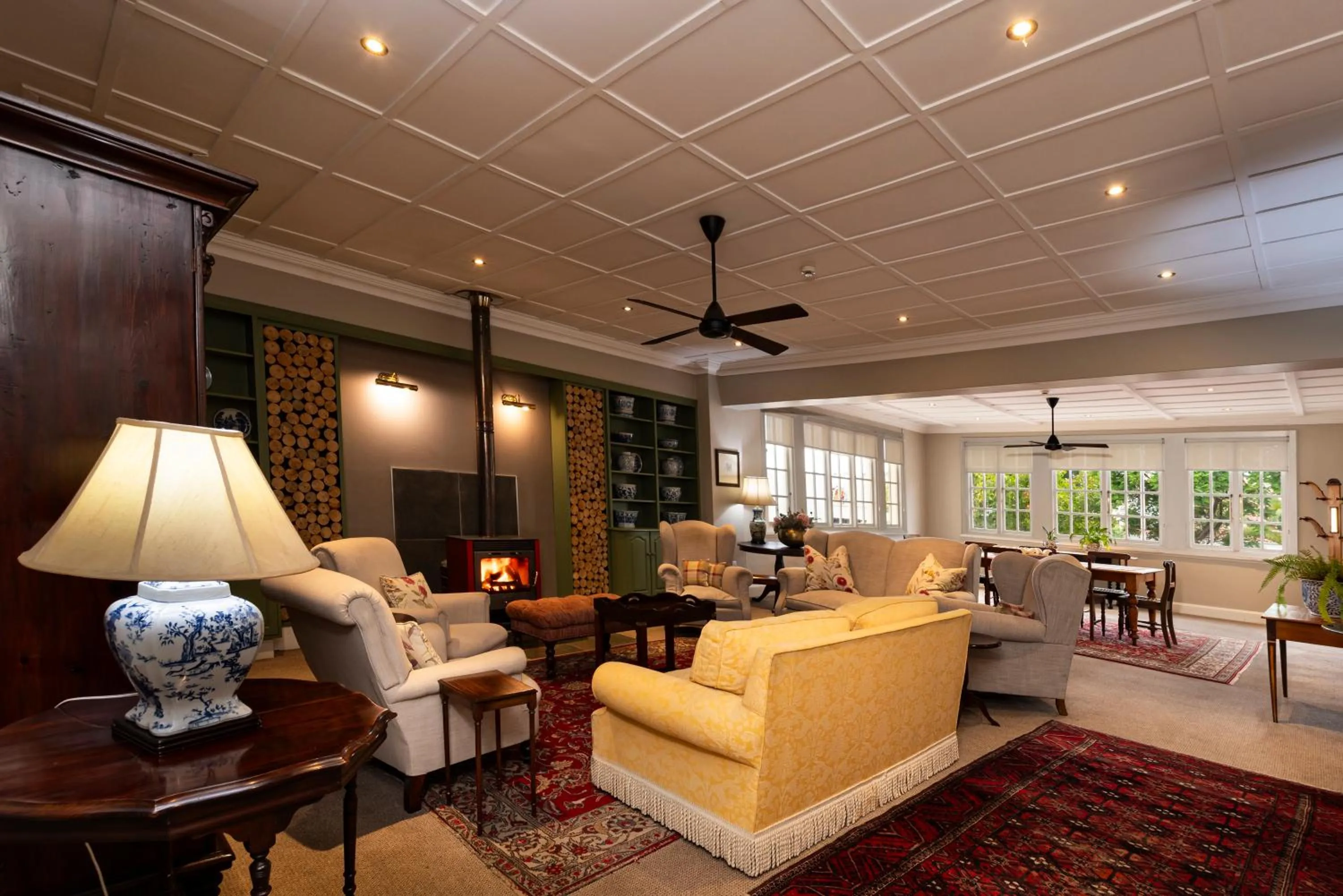 Seating area in Queen's Hotel by BON Hotels