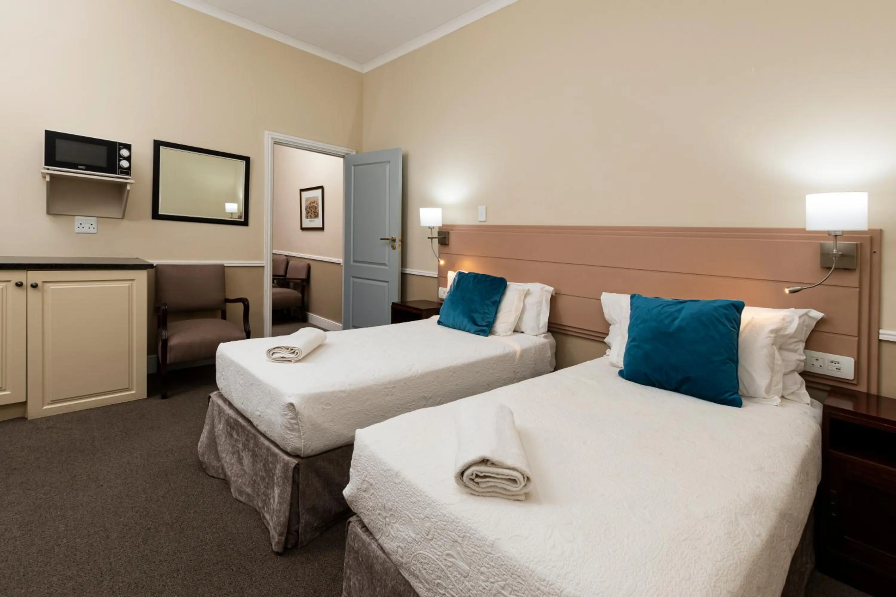 Bedroom, Bed in Queen's Hotel by BON Hotels