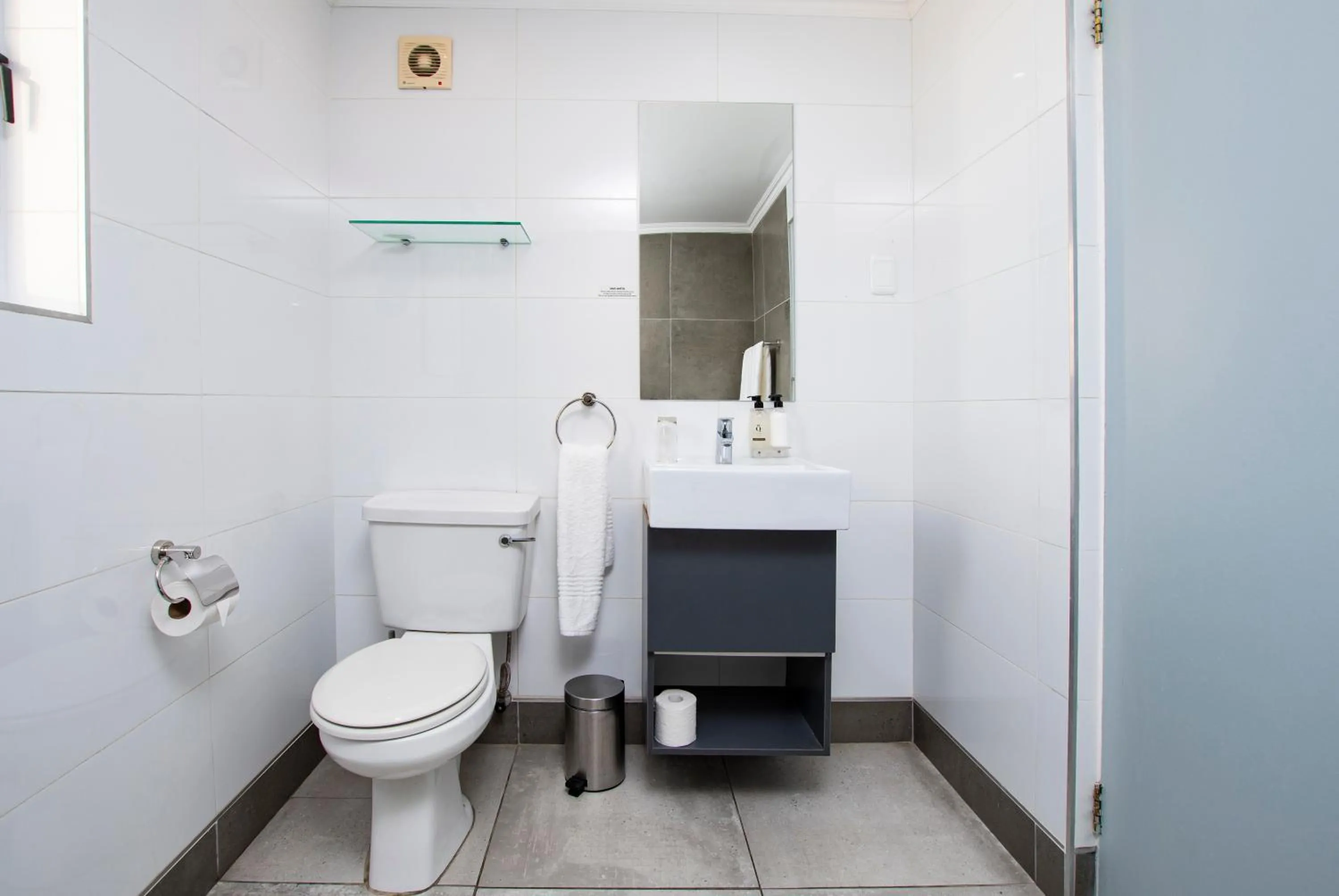 Toilet in Queen's Hotel by BON Hotels