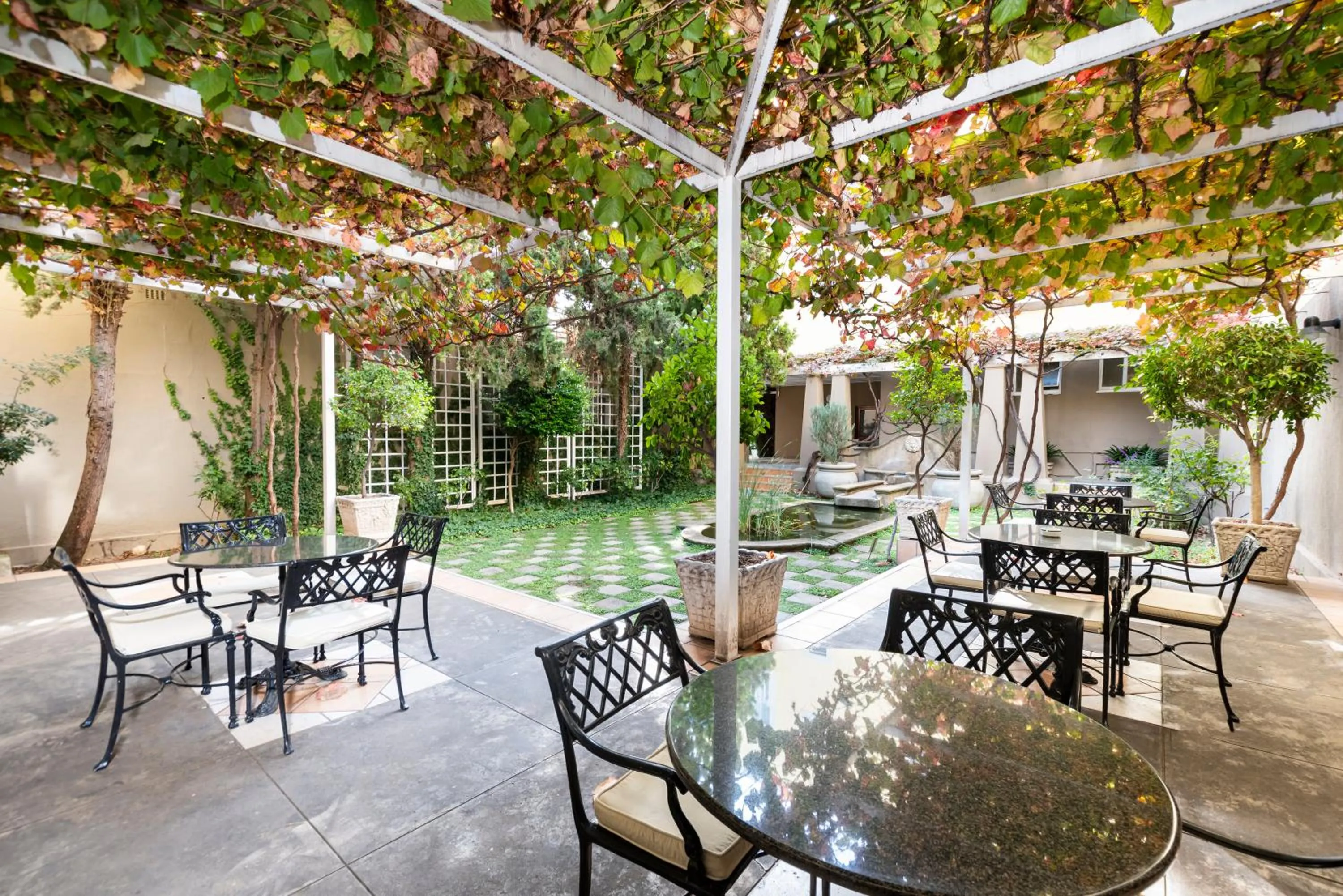 Restaurant/places to eat in Queen's Hotel by BON Hotels