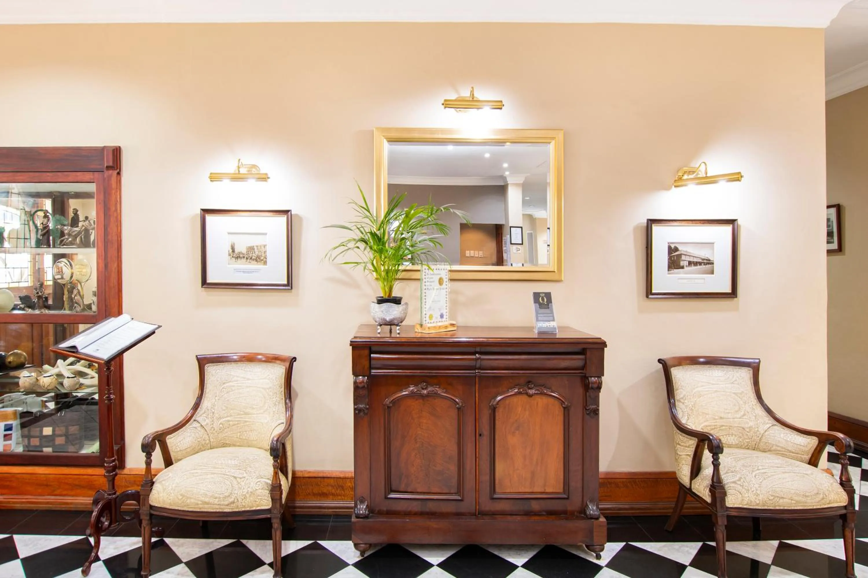 Seating area in Queen's Hotel by BON Hotels