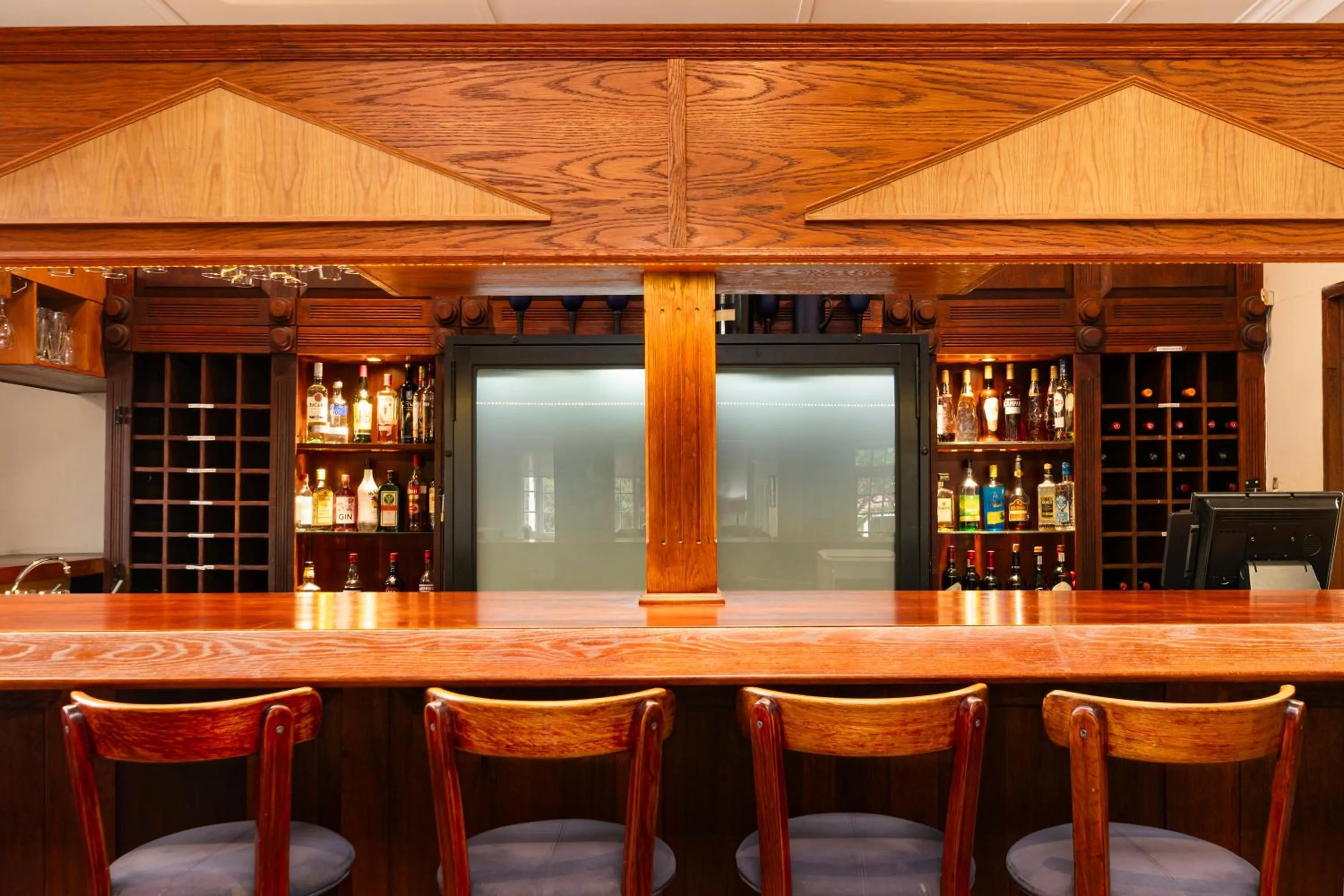 Lounge or bar in Queen's Hotel by BON Hotels