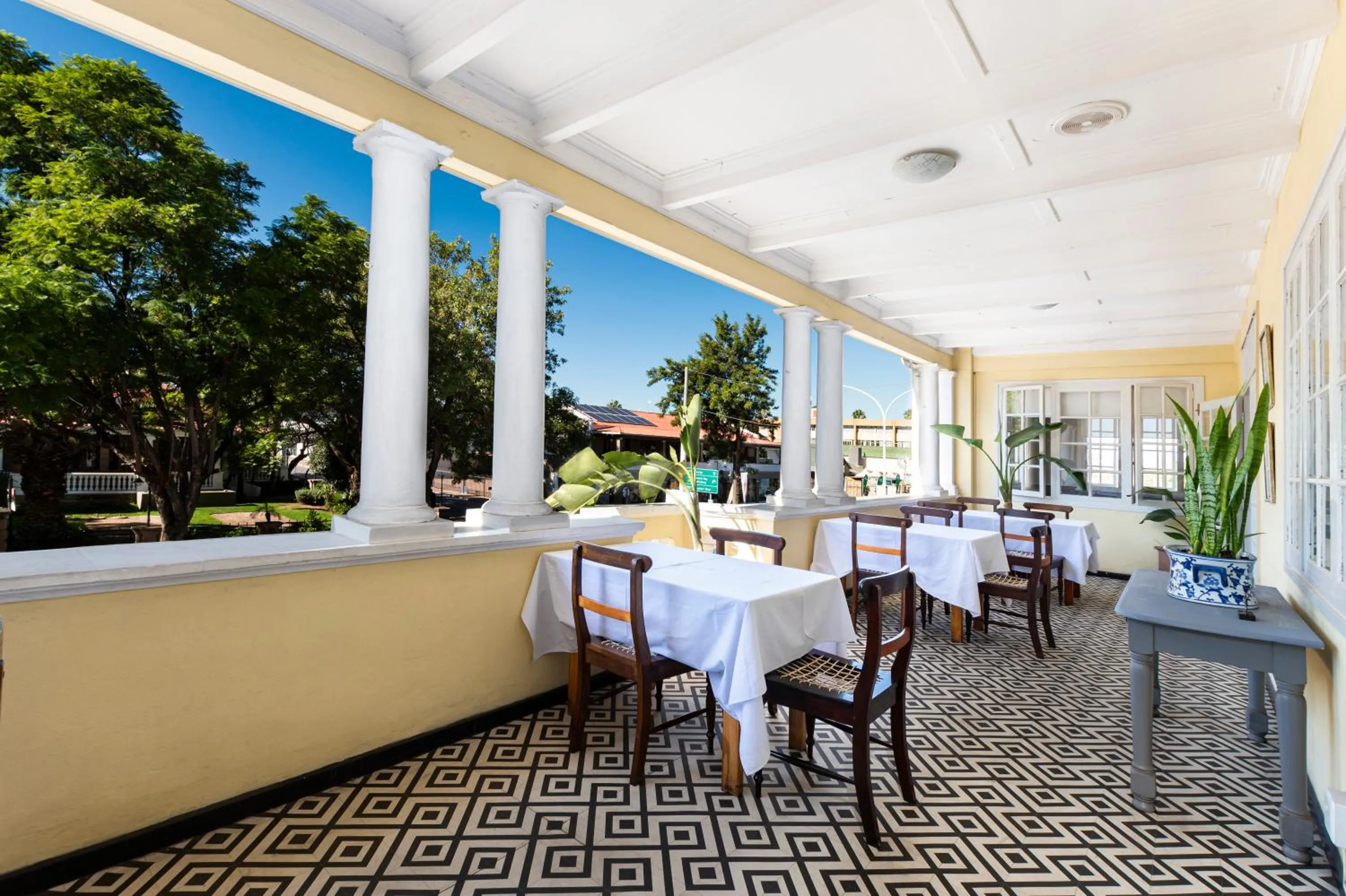 Restaurant/places to eat in Queen's Hotel by BON Hotels