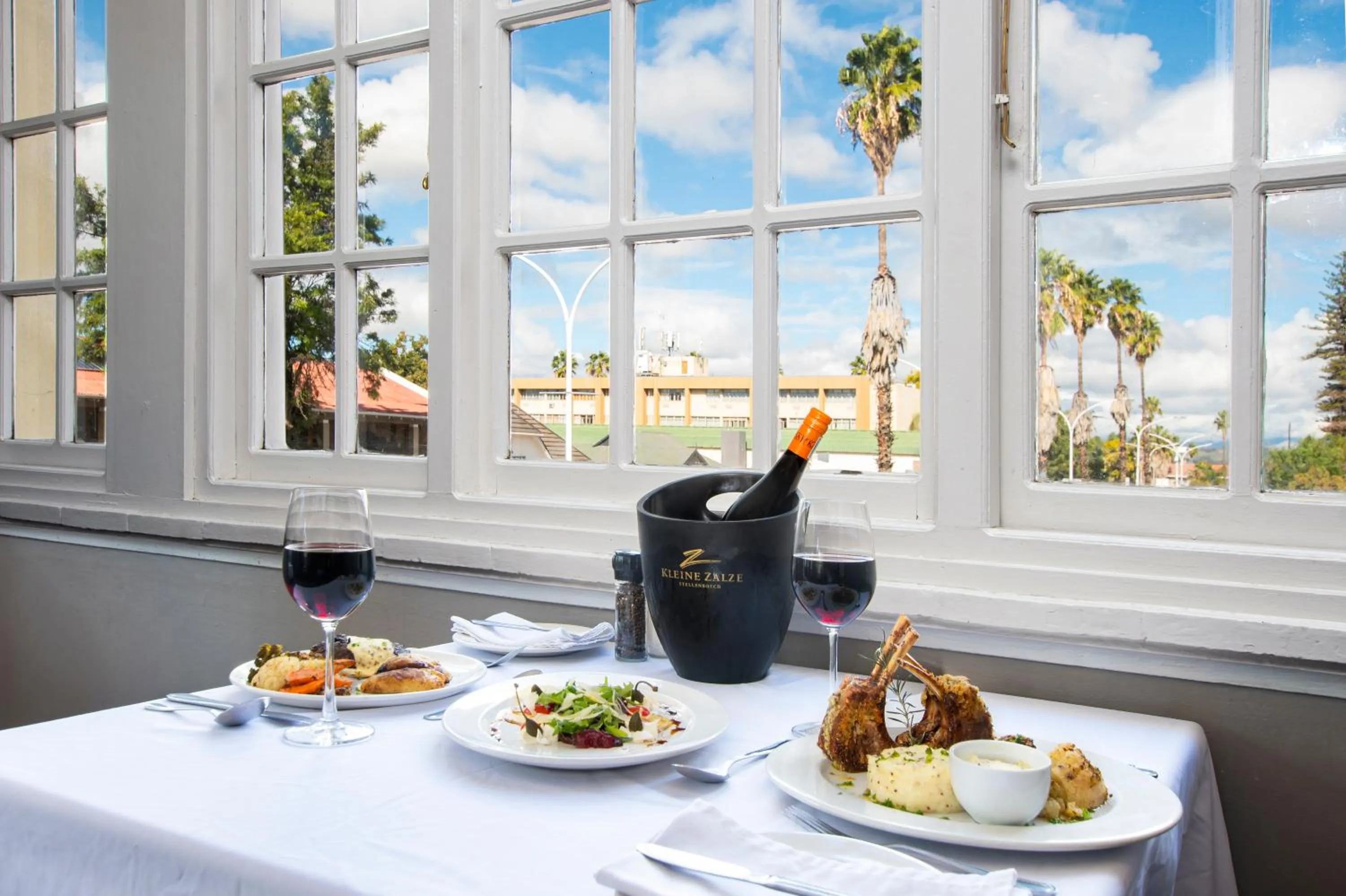 Restaurant/places to eat in Queen's Hotel by BON Hotels