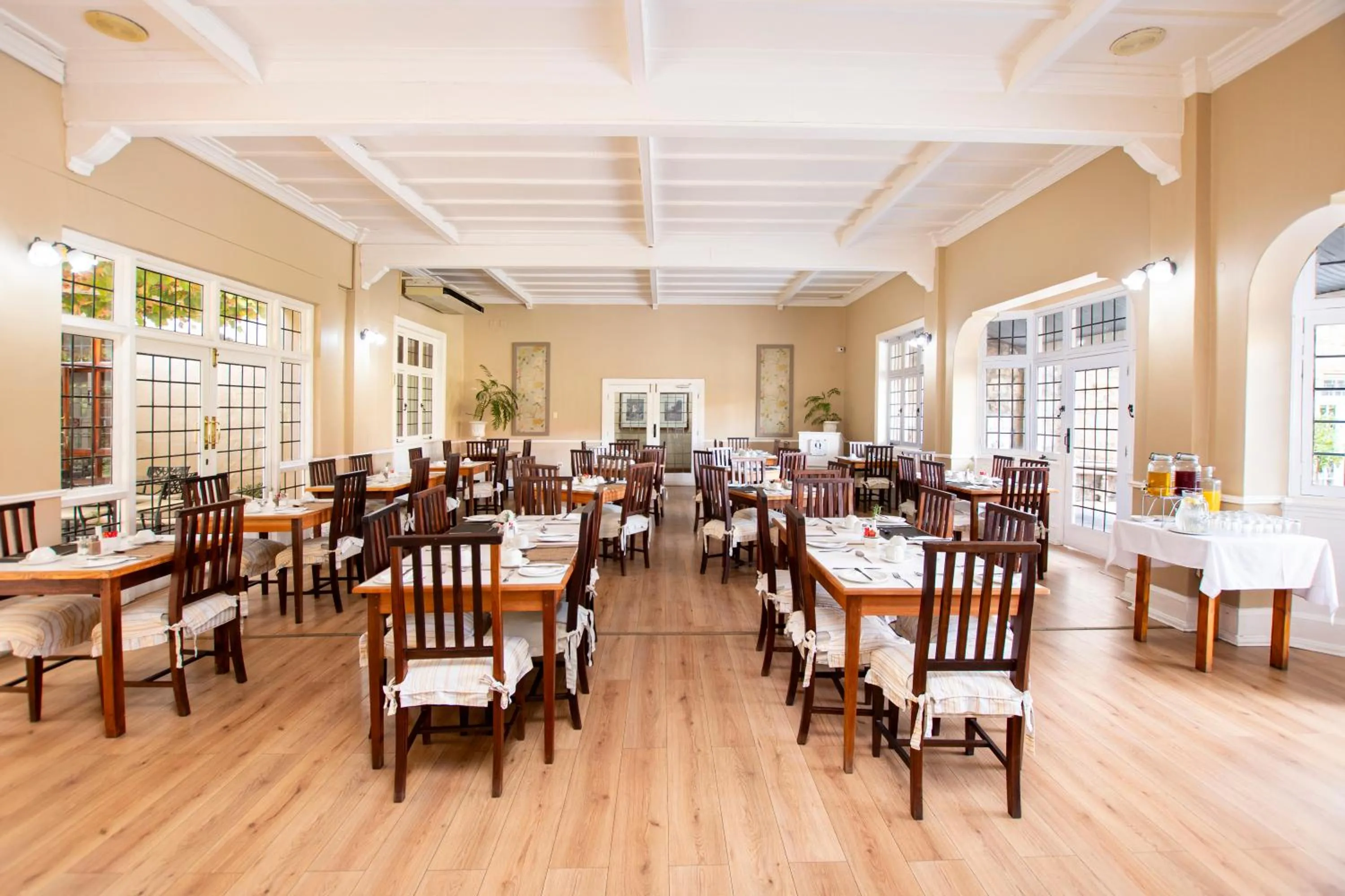 Restaurant/places to eat in Queen's Hotel by BON Hotels