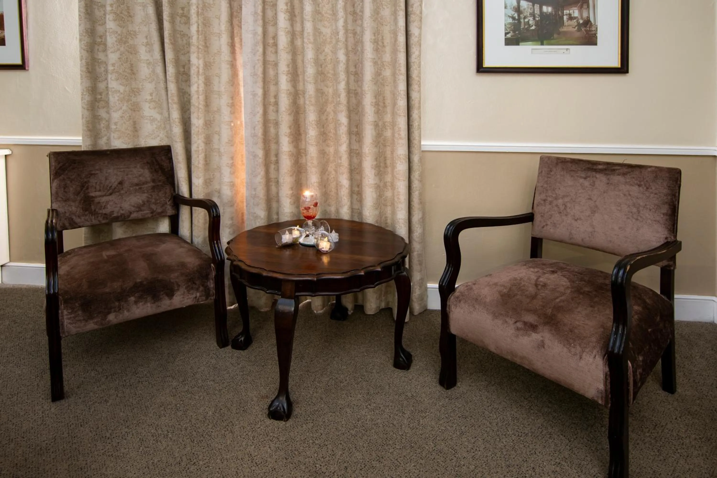 Seating area in Queen's Hotel by BON Hotels