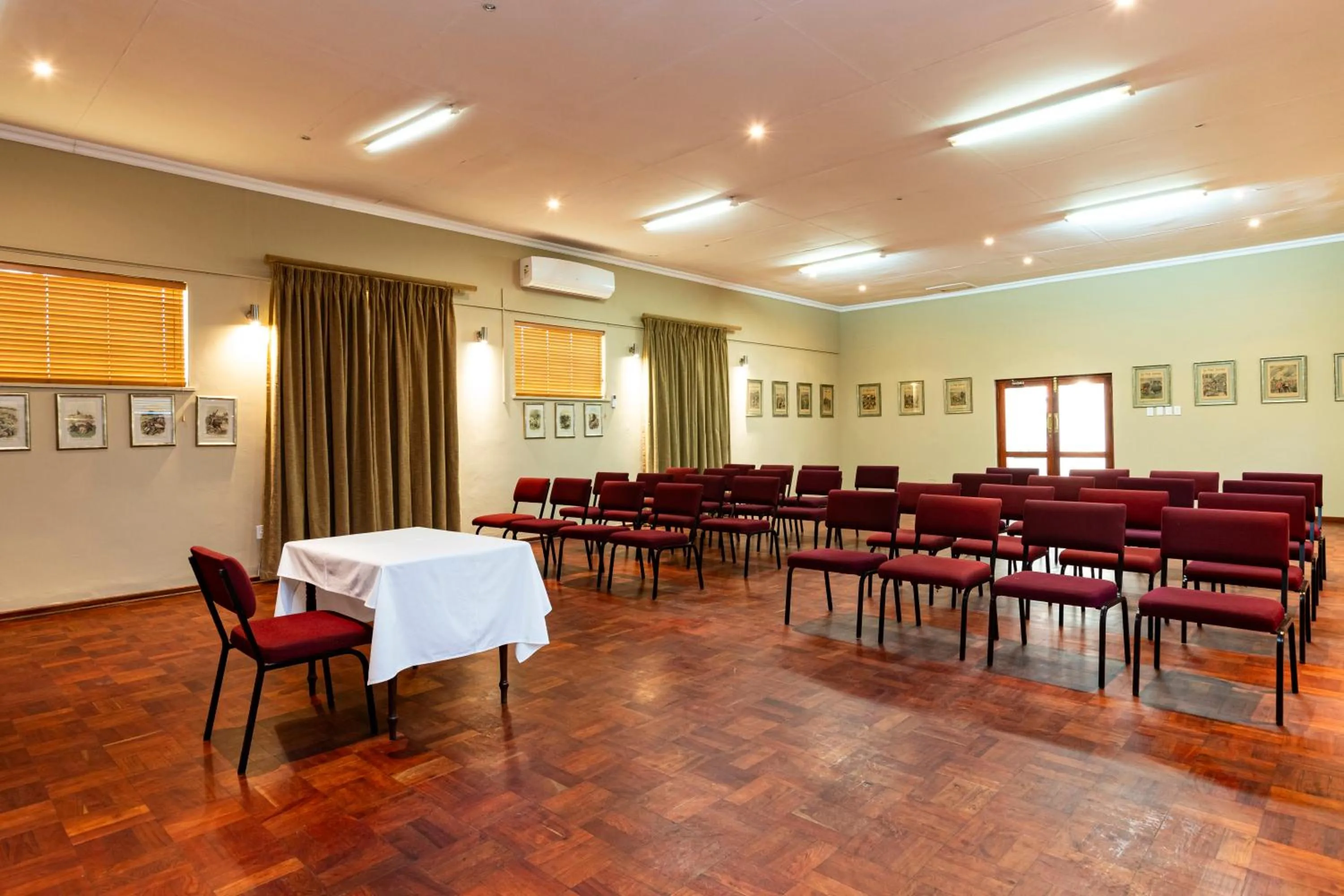 Meeting/conference room in Queen's Hotel by BON Hotels