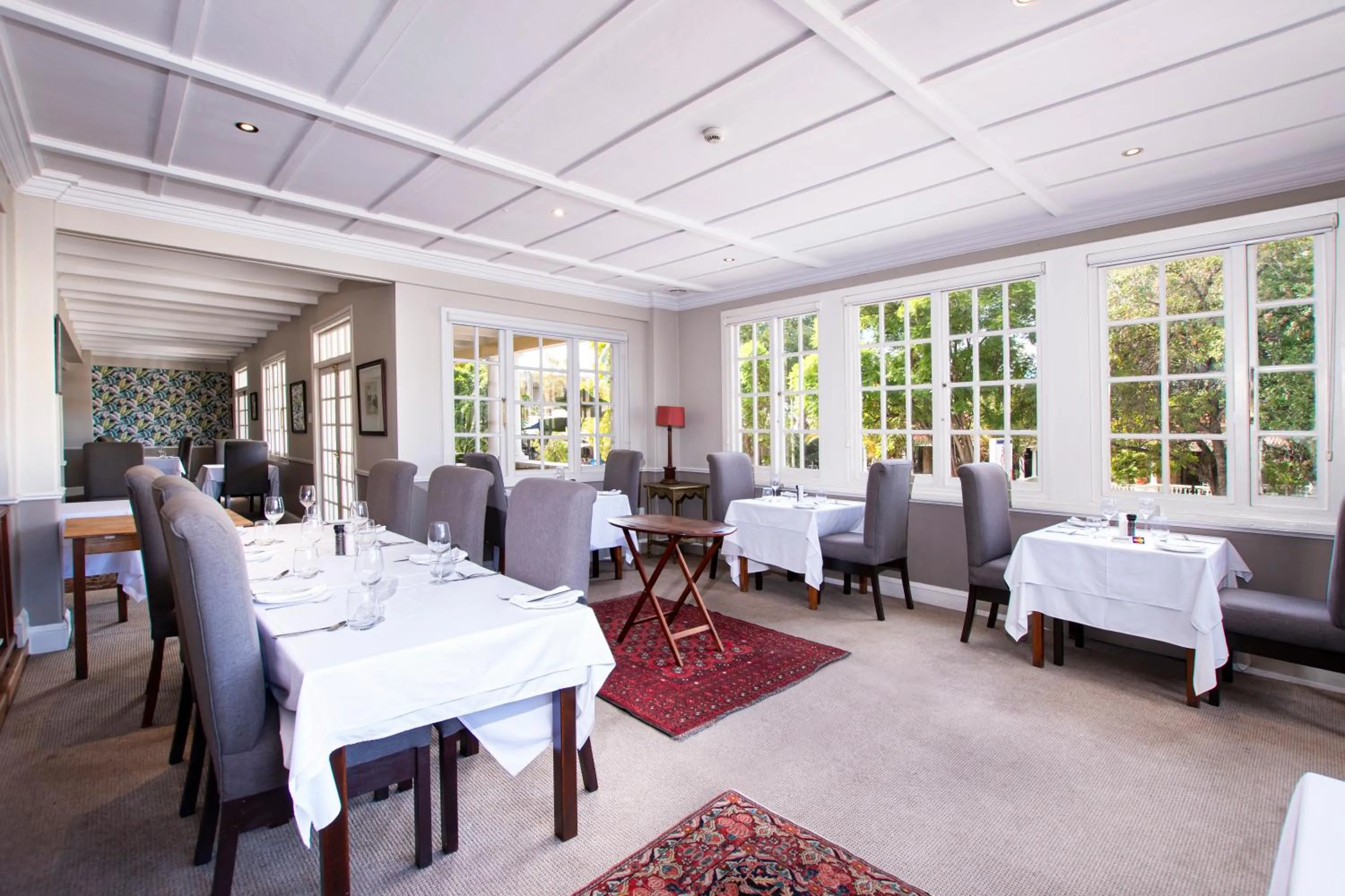 Restaurant/places to eat in Queen's Hotel by BON Hotels