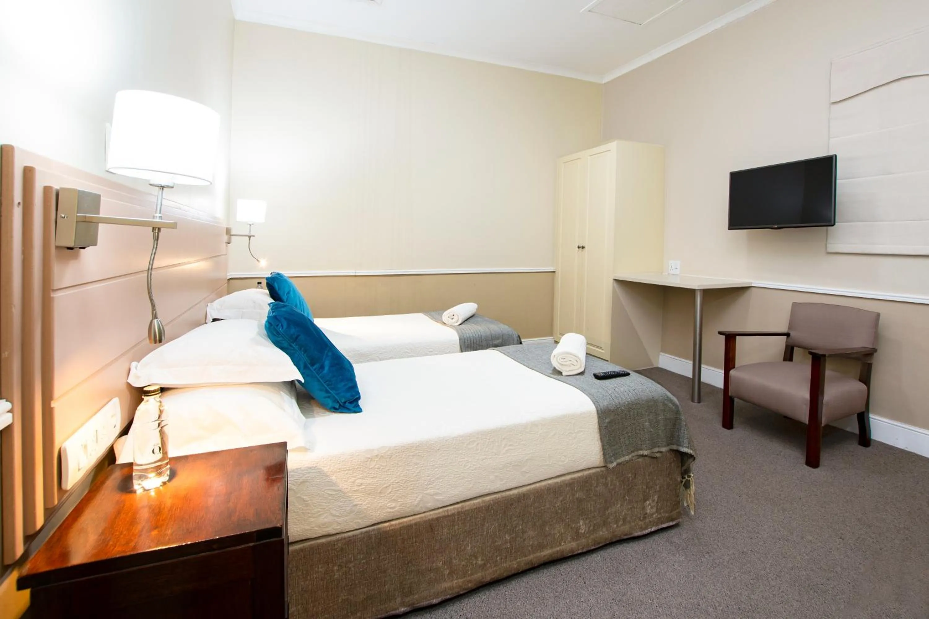 Bedroom, Bed in Queen's Hotel by BON Hotels