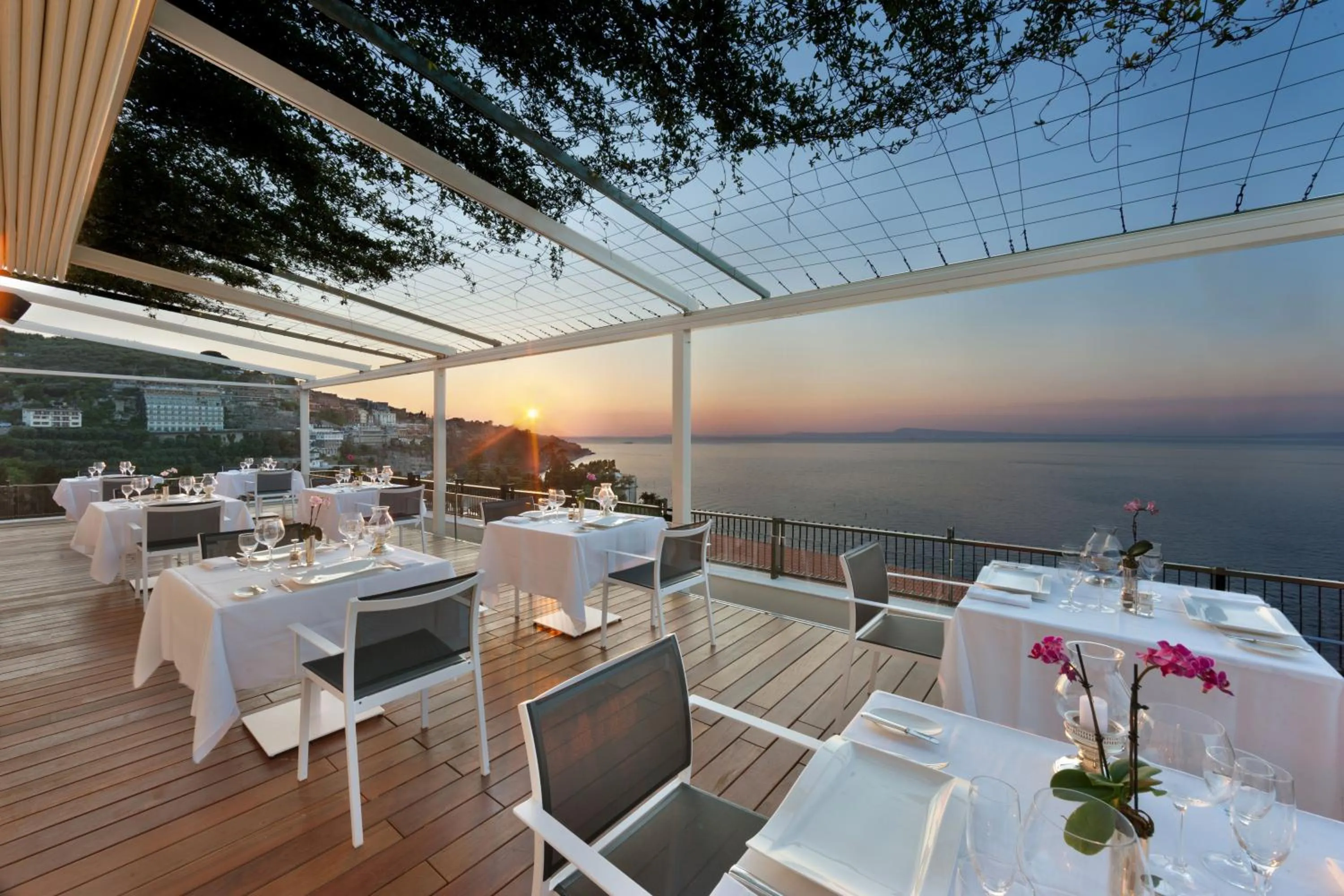 Restaurant/places to eat in Hotel Continental