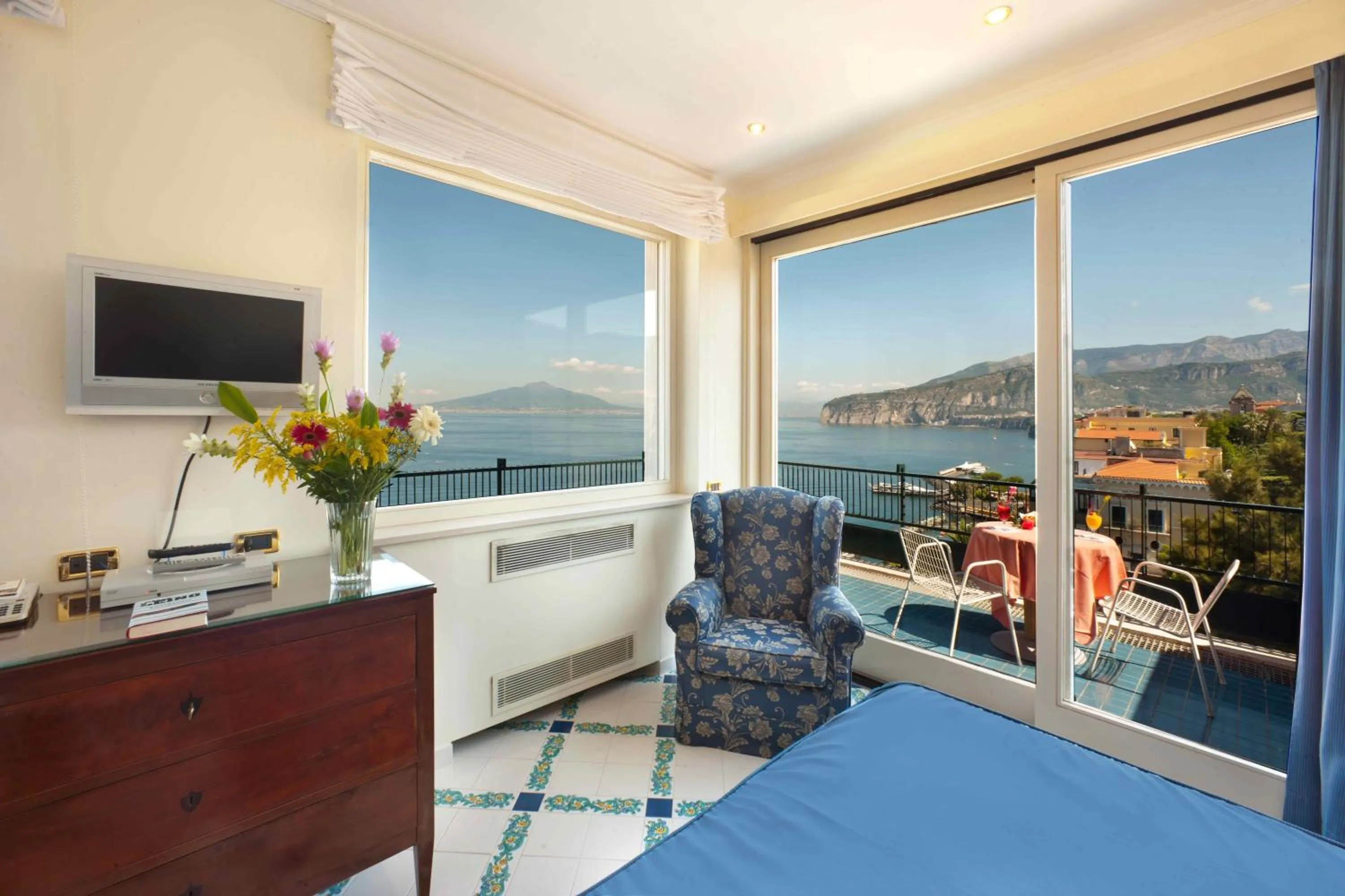 View (from property/room), Bed in Hotel Continental