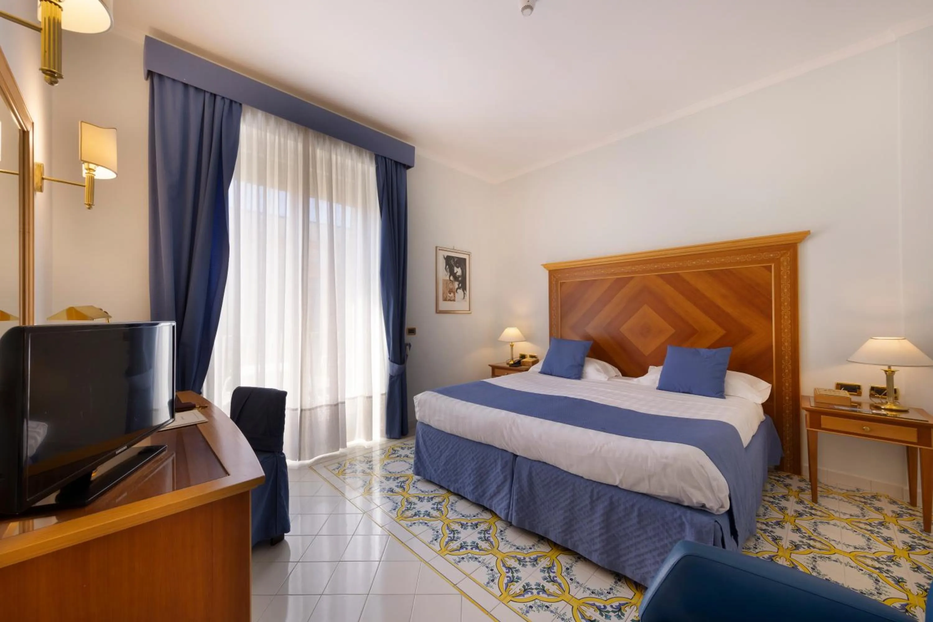 TV and multimedia, Bed in Hotel Continental