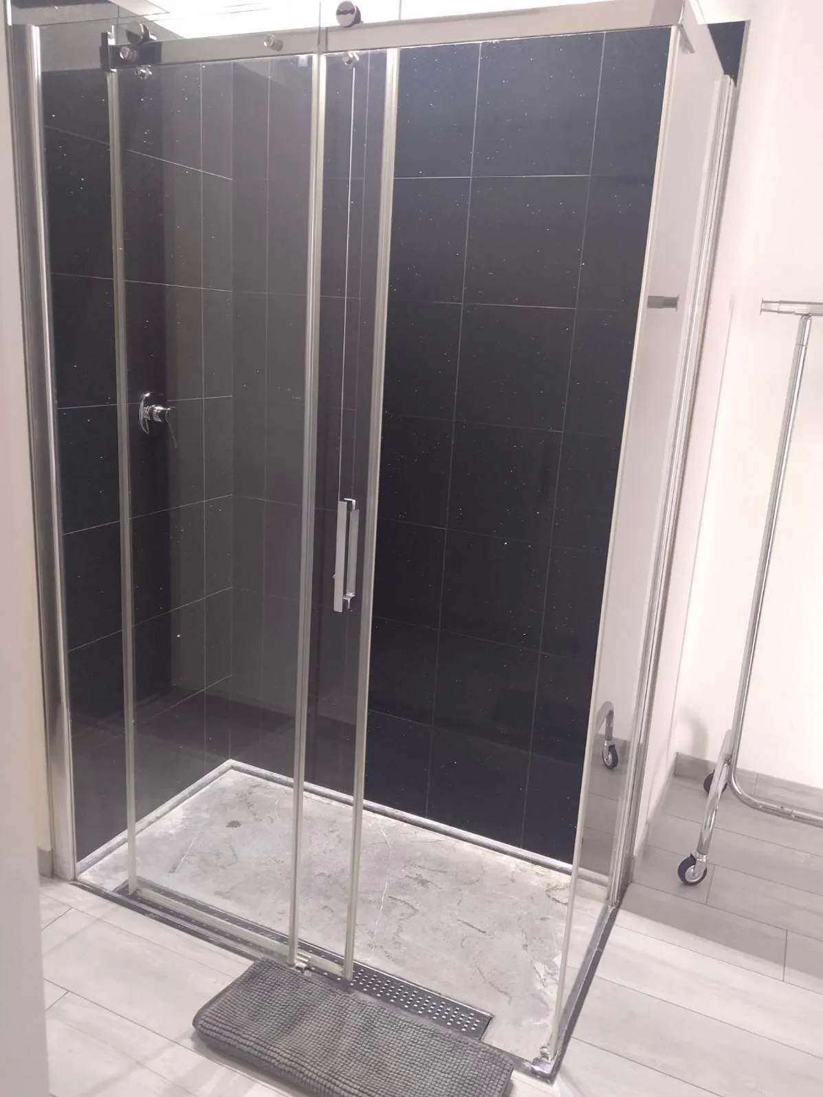 Shower in White Club Residence