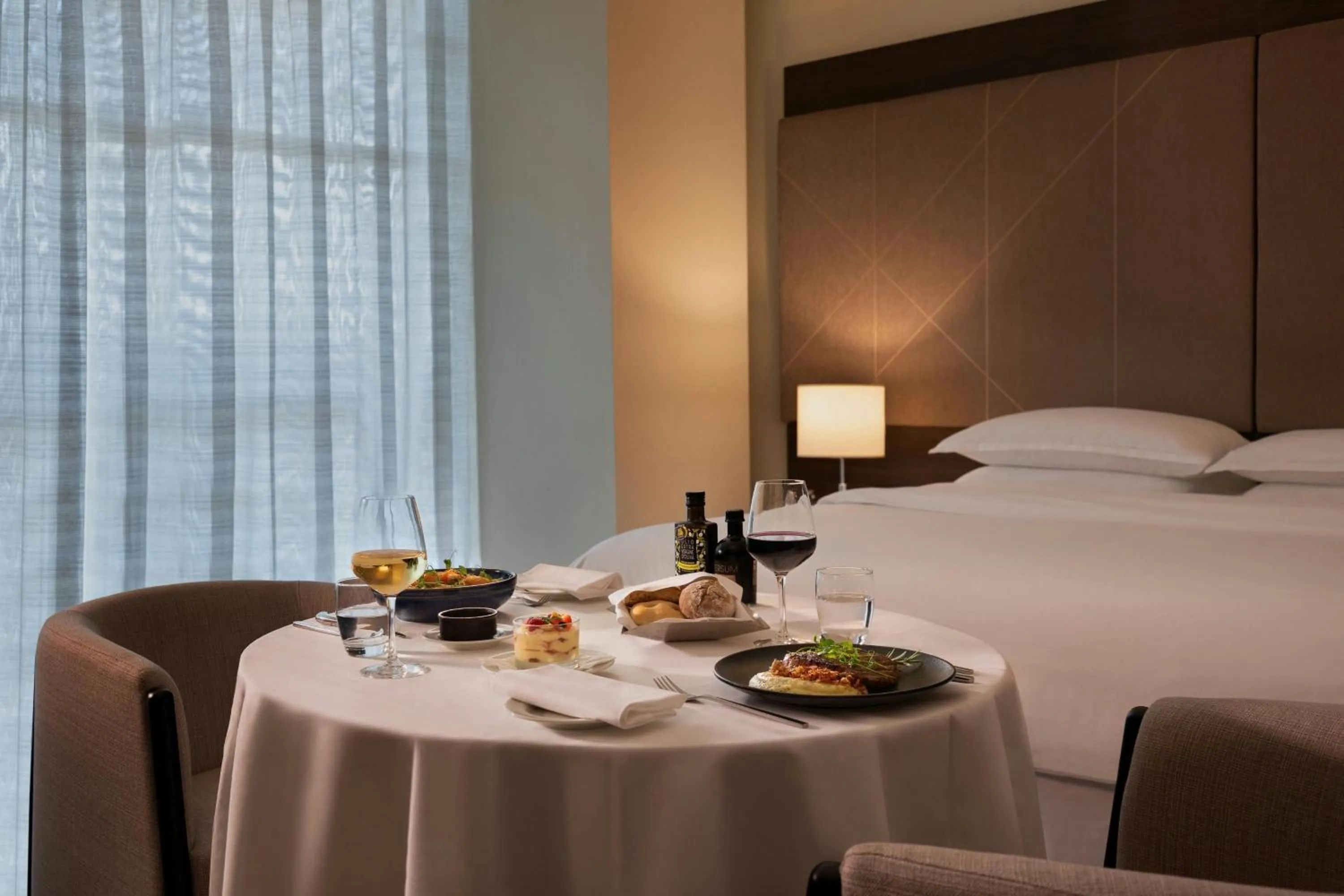 Restaurant/places to eat, Bed in Sheraton Milan Malpensa Airport Hotel & Conference Centre