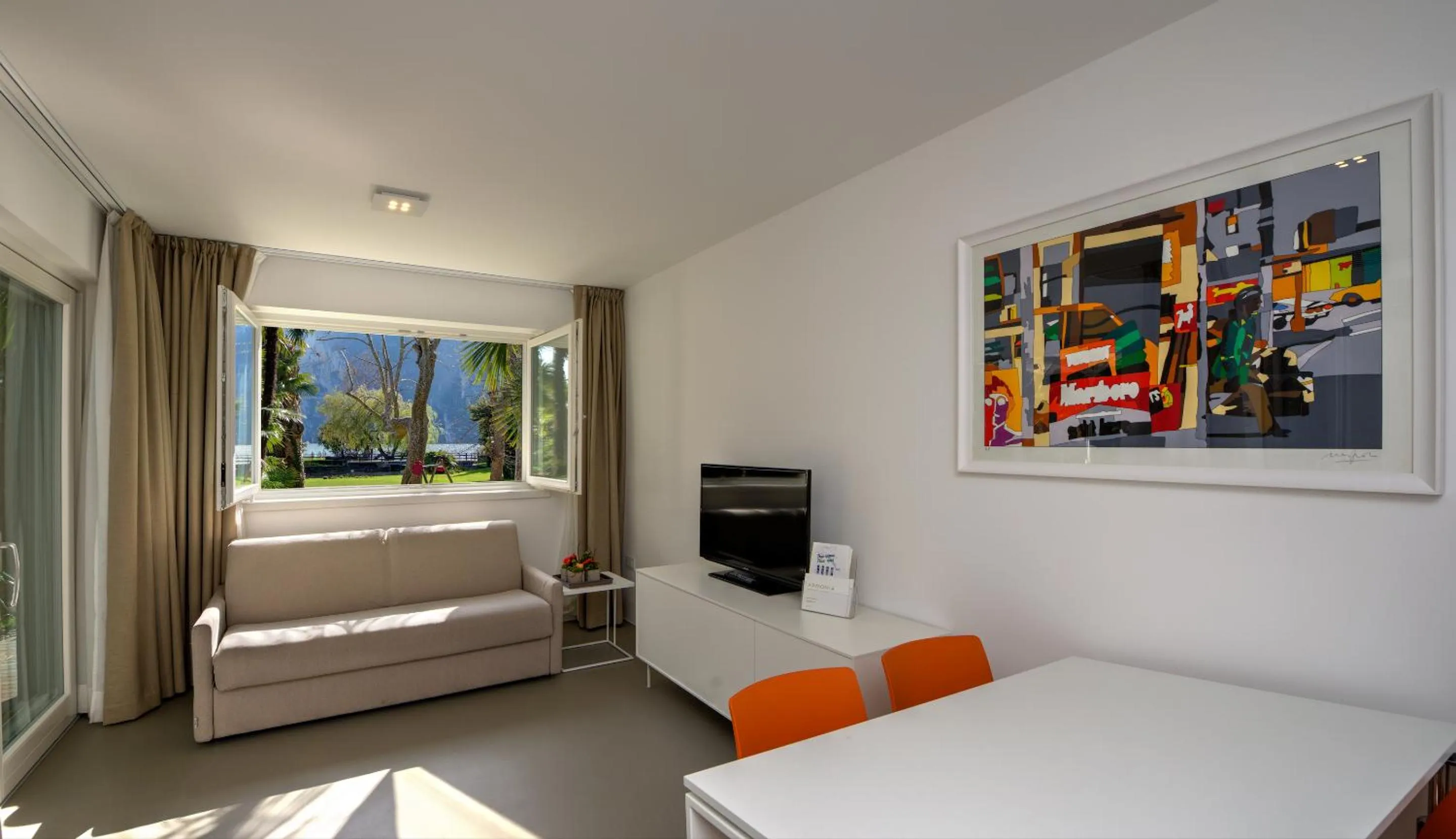 Living room, Bed in Du Lac Et Du Parc Grand Resort