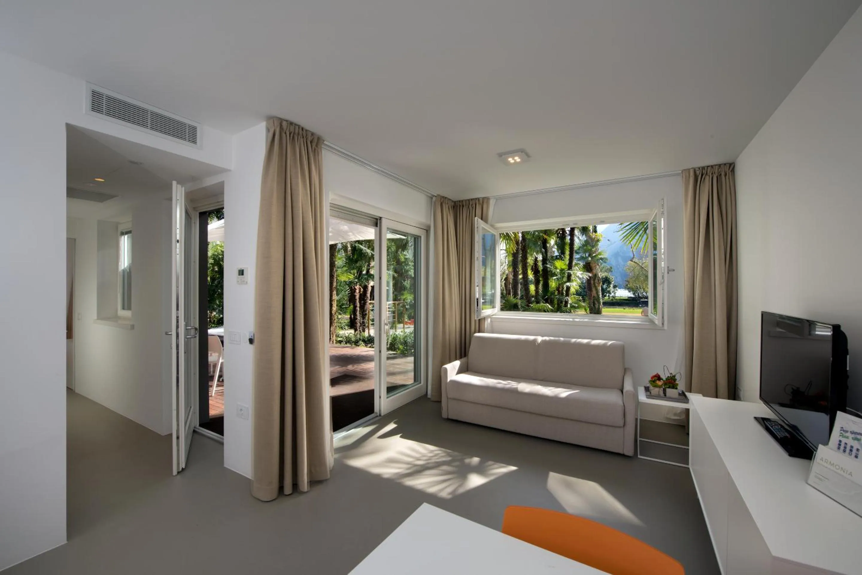 Living room, Bed in Du Lac Et Du Parc Grand Resort