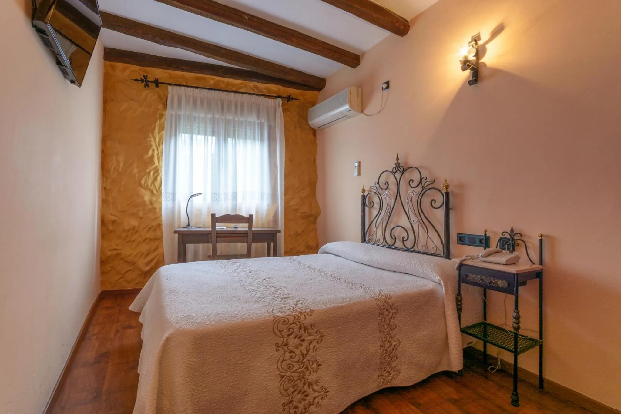 Photo of the whole room, Bed in Hotel Rural Los Angeles en Las Hurdes