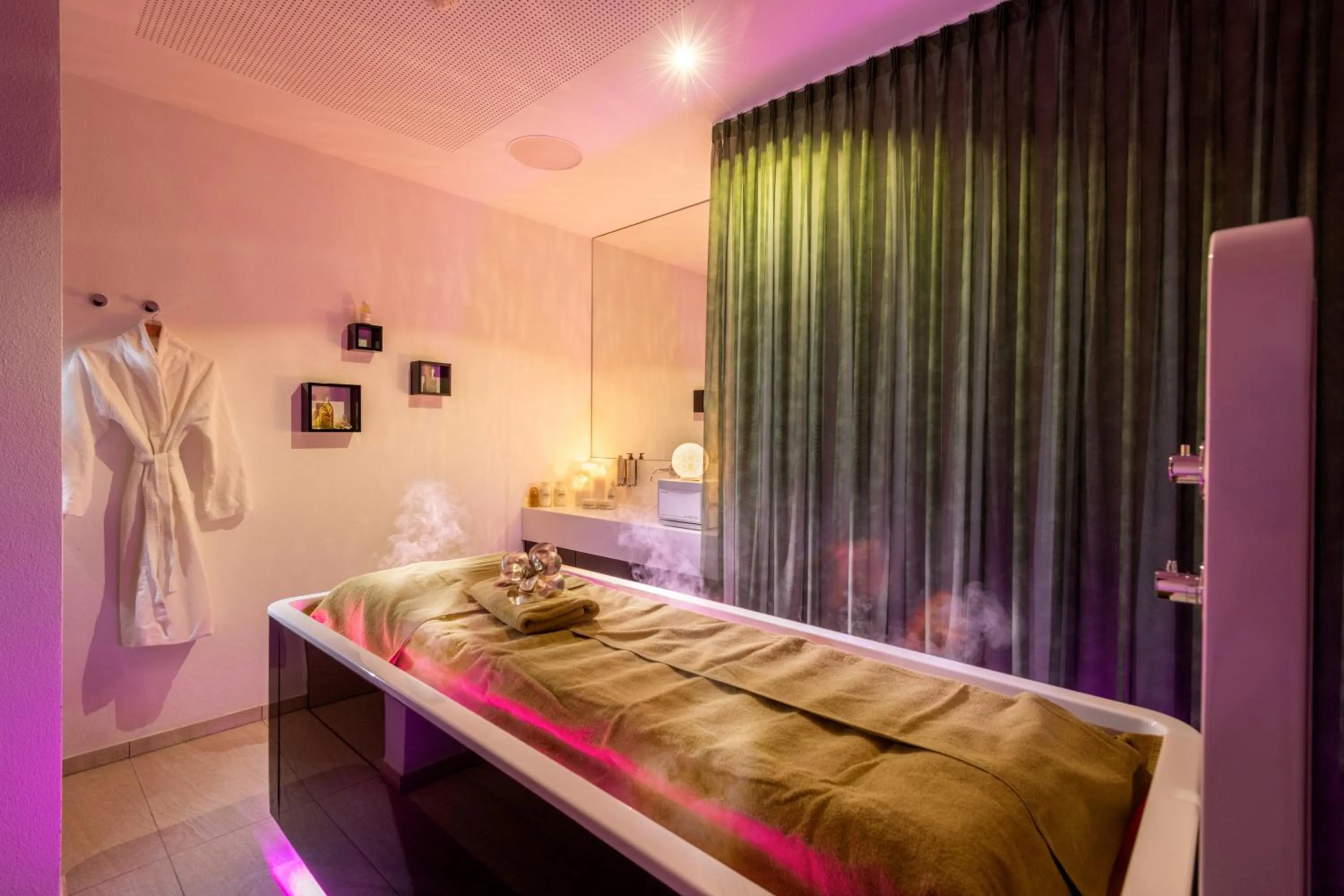 Spa and wellness centre/facilities, Bed in AlpenParks Hotel & Apartment Taxacher