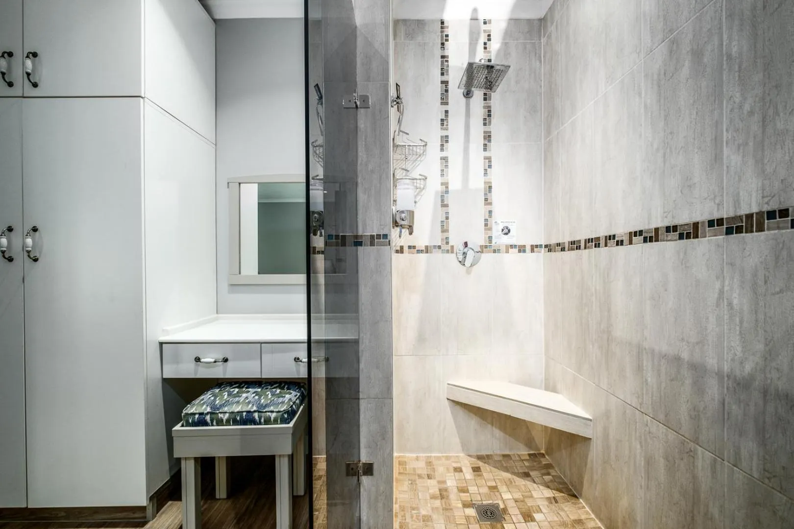 Shower in 49-on-Cherry