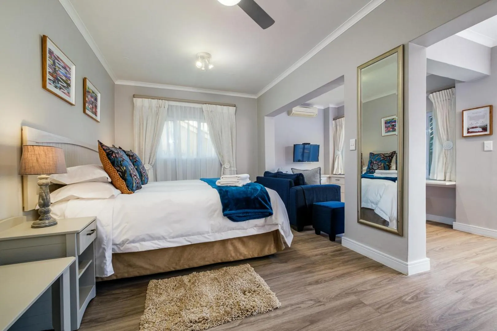 Photo of the whole room, Bed in 49-on-Cherry