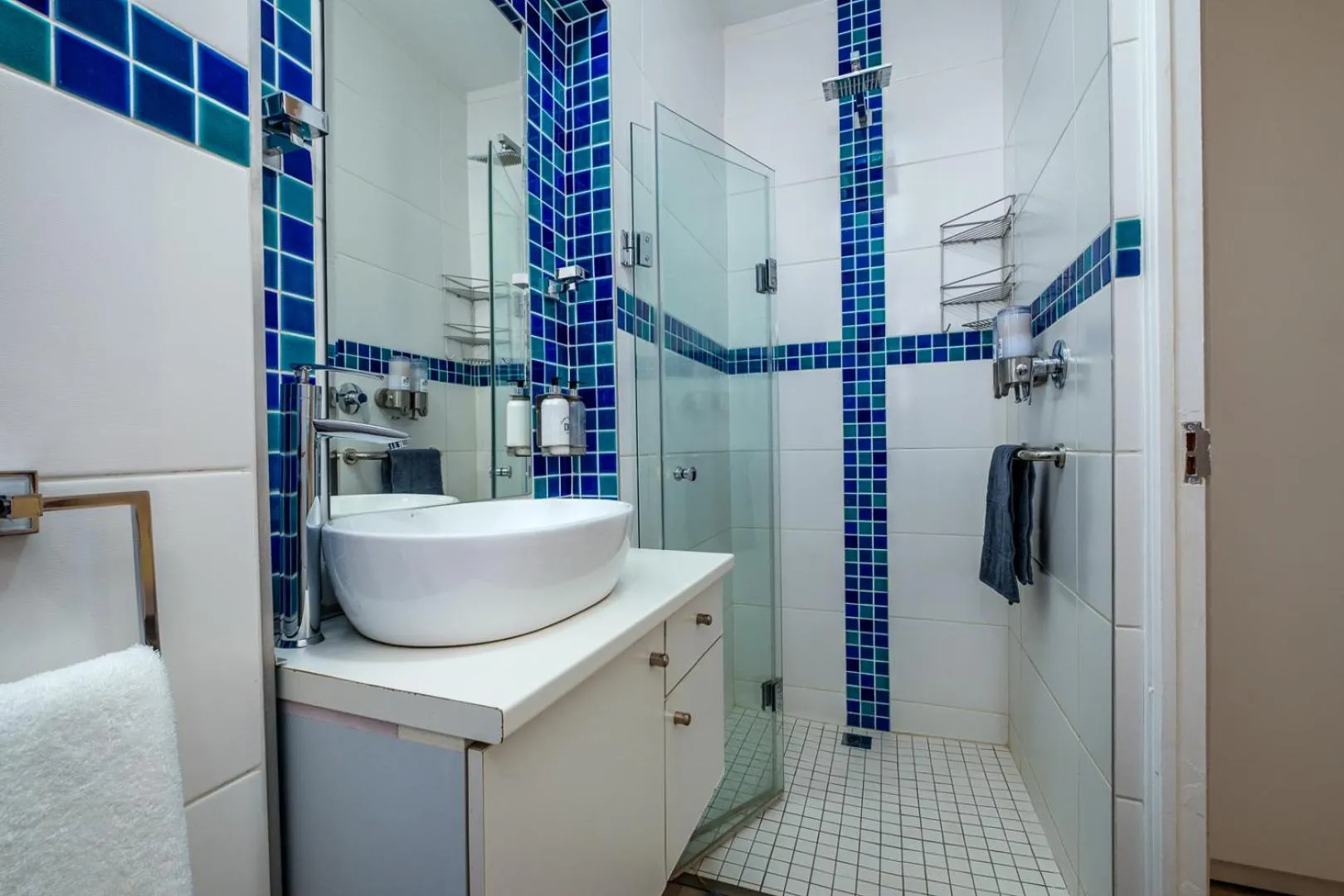 Shower in 49-on-Cherry