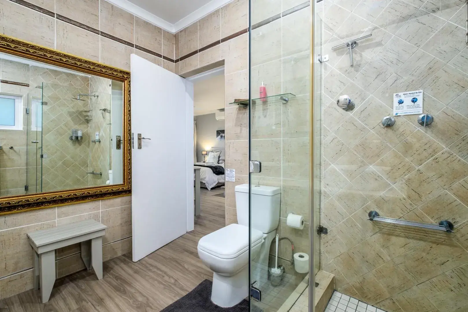 King Suite with Pool View - single occupancy in 49-on-Cherry King Suite with Pool View - single occupancy in 49-on-Cherry