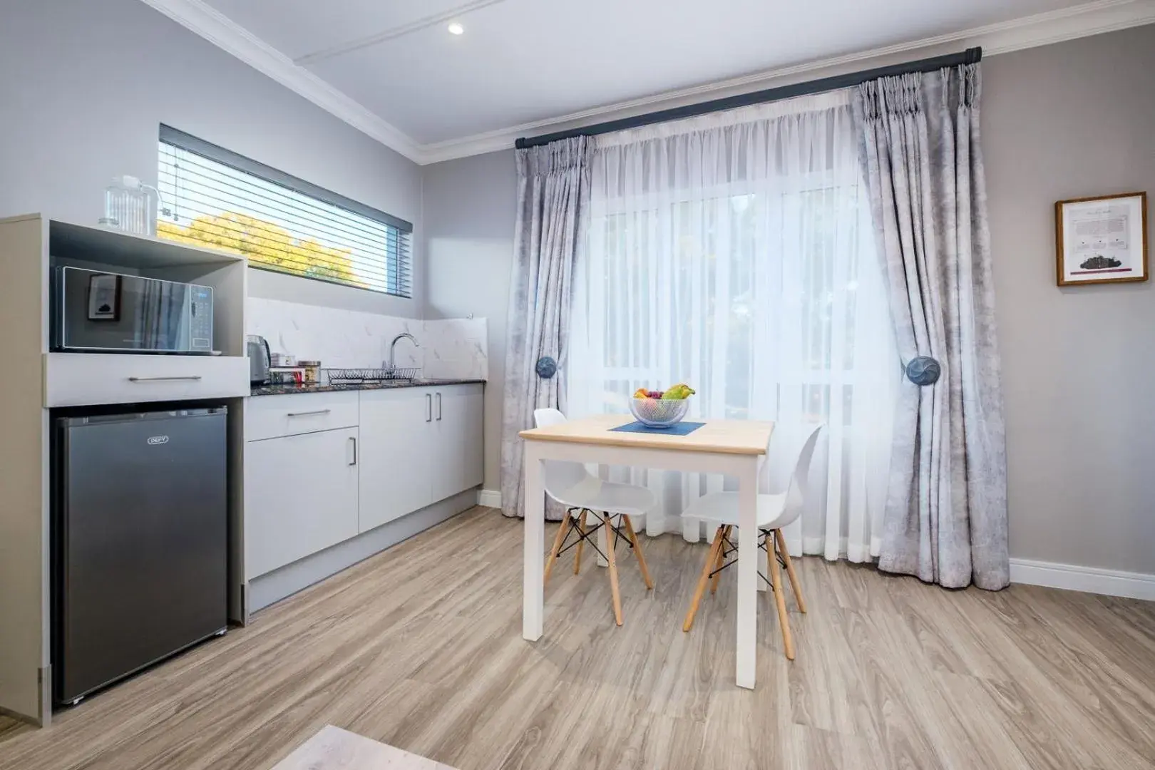 Luxury King Room - single occupancy in 49-on-Cherry Luxury King Room - single occupancy in 49-on-Cherry