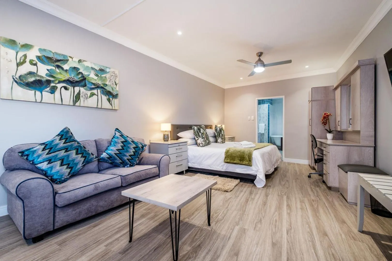 Photo of the whole room in 49-on-Cherry