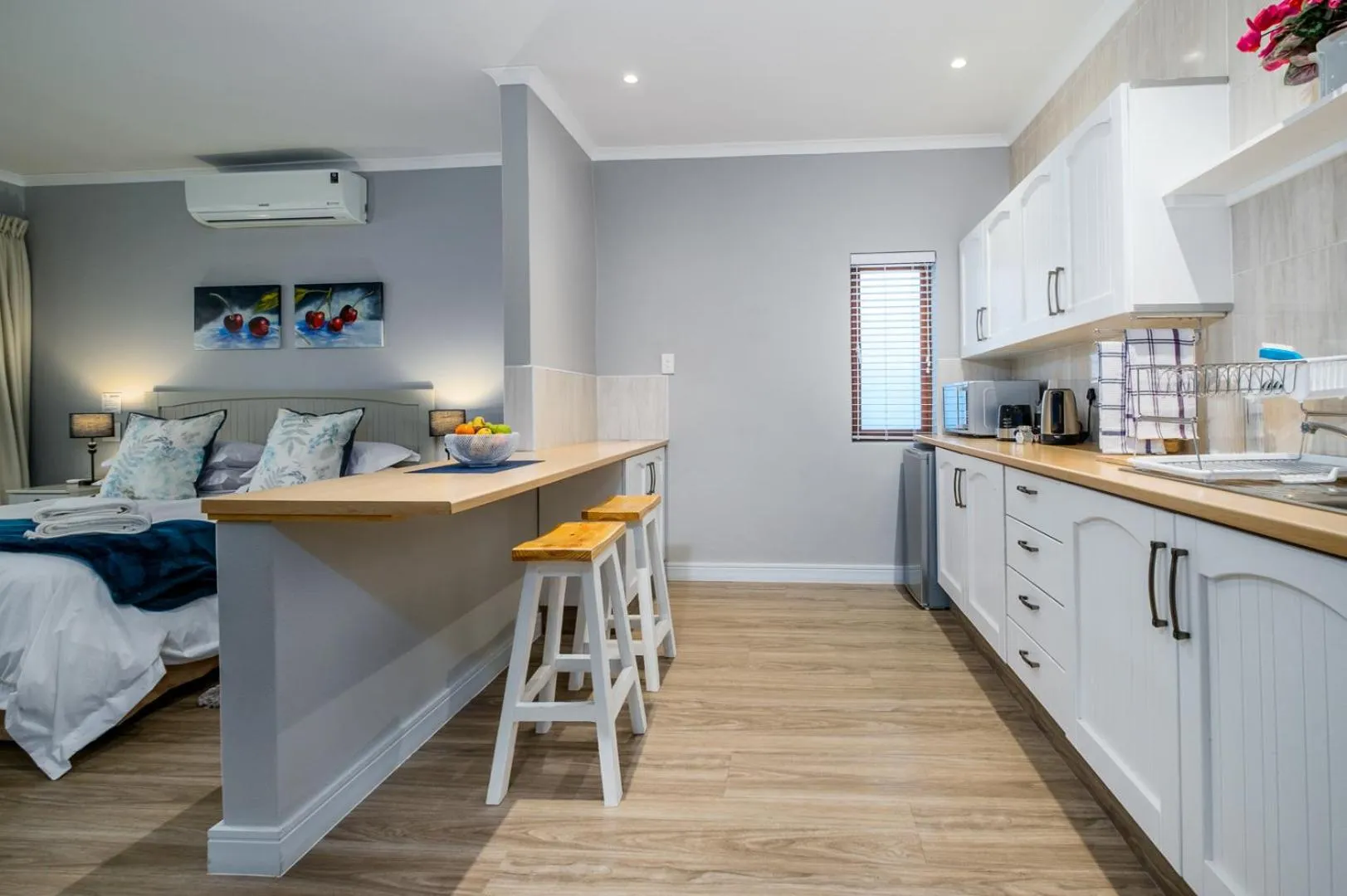 Kitchen or kitchenette, Bed in 49-on-Cherry