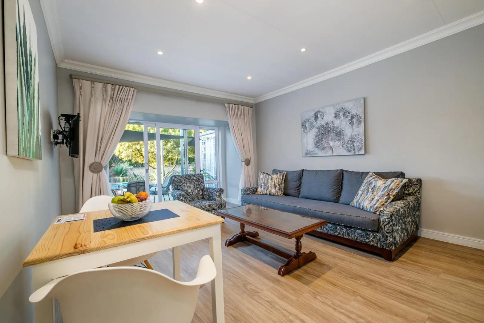 Dining area in 49-on-Cherry