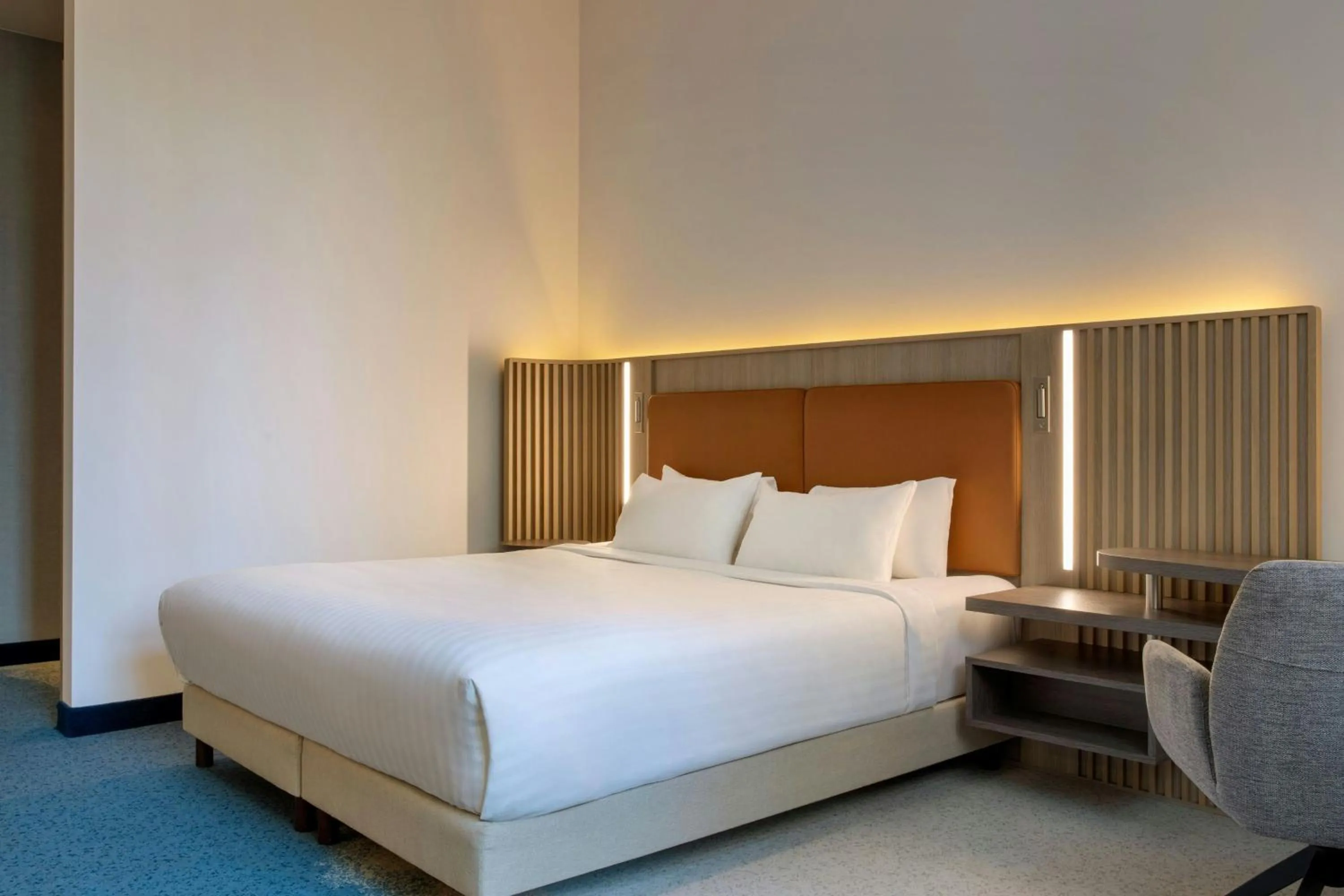 Photo of the whole room, Bed in Courtyard by Marriott Bremen