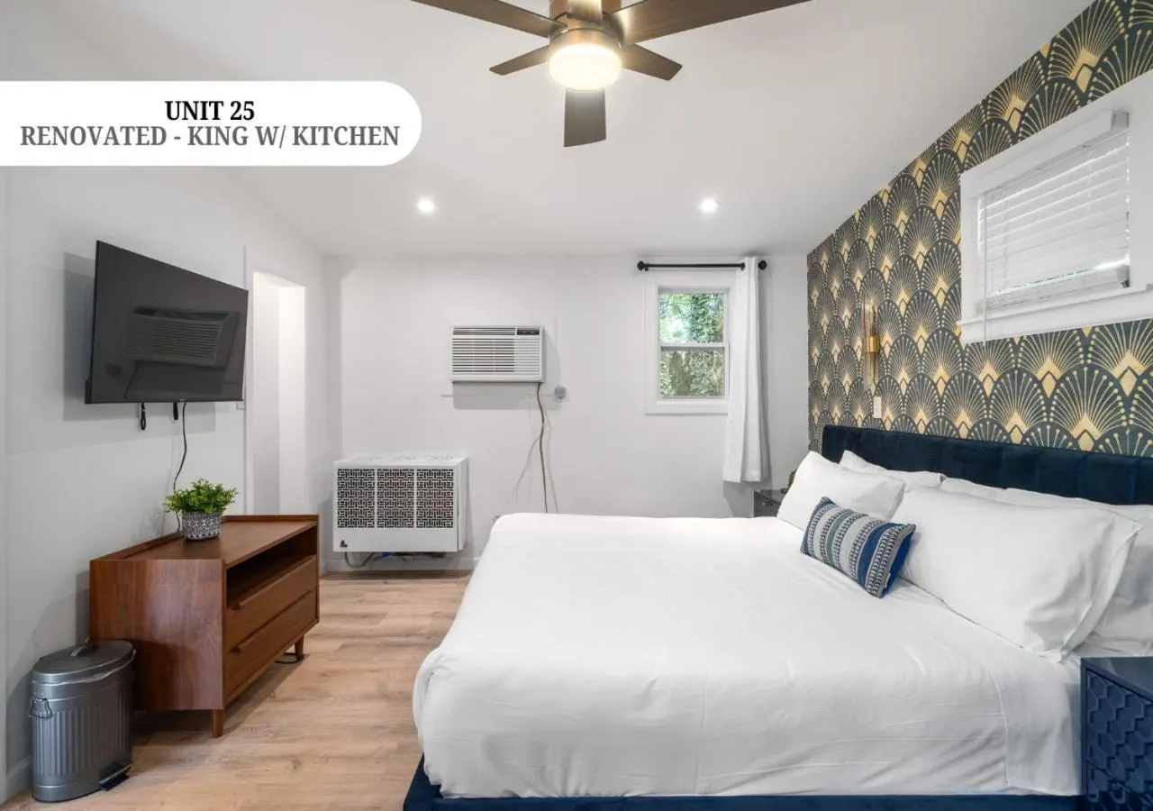 Bed in CedarWood Inn